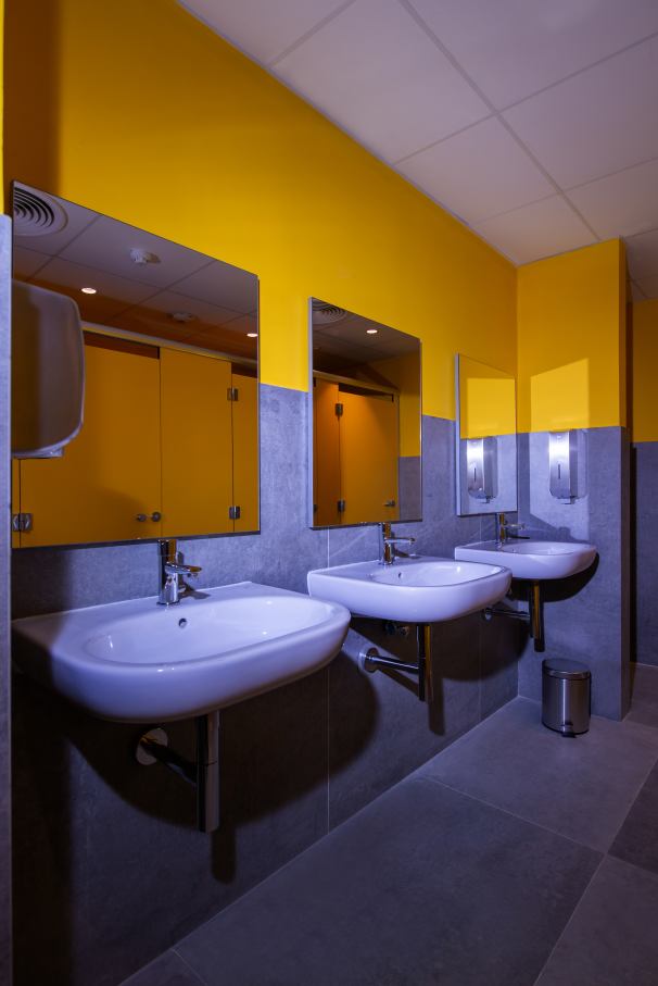 En línea con esta premisa, este espacio, caracterizado por su llamativo y colorido diseño, innovación y sostenibilidad, incorporó las soluciones de baño de Roca más avanzadas, mostrándolas al público. Una serie de vistosos conos aportaron sombra y ventilaron de forma natural el espacio; en su interior los inodoros Inspira y Beyond de Roca fueron el complemento perfecto a las formas fluidas del pabellón y los objetivos de sostenibilidad gracias a su tecnología de ahorro de agua. Por otro lado, los lavabos Inspira, los espejos Iridia y los separadores de urinario Wing replicaban la estética lúdica y sofisticada del entorno. Propuestas como la placa de accionamiento electrónica EP1 y la grifería temporizada Avant demostraron el compromiso de Roca con la eficiencia hídrica, reflejando a la perfección los principios de economía circular y la filosofía del diseño centrado en las personas.7