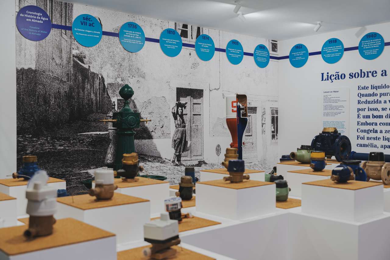 La pieza clave en los baños de este proyecto es el galardonado W+W, una ingeniosa combinación de lavabo e inodoro que permite ahorrar hasta un 25 % de agua. Esta pieza incorpora la grifería Single Pro, que incluye un innovador cartucho que reduce al mínimo el consumo de agua y las emisiones de CO2, una nueva muestra de la integración de tecnología al servicio del medioambiente que caracteriza a Roca. Los urinarios Proton también contribuyen a un uso eficiente de recursos con su diseño minimalista y un sistema de descarga sin contacto que utiliza únicamente 0,5 litros de agua por descarga. Por otro lado, la combinación de los inodoros suspendidos The Gap y las placas de accionamiento PL1 Dual añade funcionalidad y estilo a este espacio público. Asimismo, los lavabos sobre encimera The Gap Round realzan aún más la estética de los baños del museo. Este enclave también llama la atención de sus visitantes con exposiciones.19