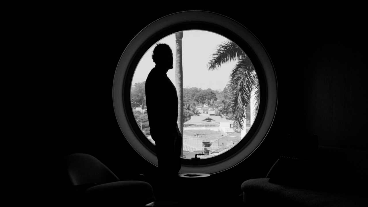 El compromiso de Roca por ofrecer experiencias de baño excepcionales están en perfecta sintonía con el prestigio del Hotel Unique como símbolo del lujo y la excelencia en el diseño en São Paulo. La reforma de 2024 combina modernidad con una elegancia atemporal, mejorando la experiencia de los huéspedes. Para crear una estética impactante, se ha combinado la grifería de lavabo de caño alto Ona de Roca en negro titanio con los lavabos Ohtake y Horizon. Los rociadores Rainsense en negro mate y las duchas de mano Stella proporcionan una agradable sensación de confort, mientras que los inodoros Inspira con tecnología Rimless completan un baño sostenible, sofisticado y minimalista.8