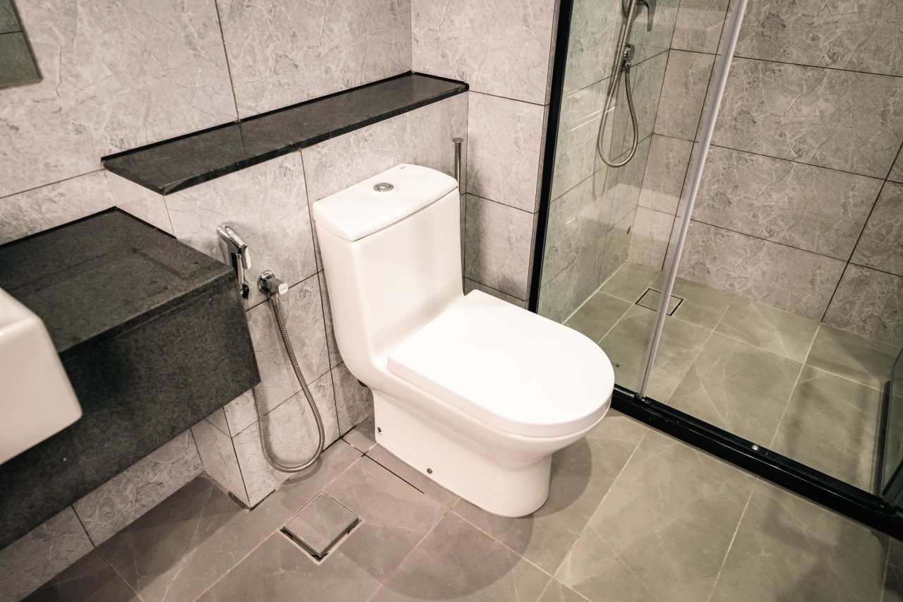 Las soluciones de Roca seleccionadas en los espacios de baño y las cocinas de todas las viviendas son el complemento perfecto al estilo exclusivo de las torres. Entre ellas se encuentran los inodoros Nexo y los inodoros suspendidos Meridian-N y The Gap, con asientos de caída amortiguada para un mayor confort. Con el fin de crear una experiencia exclusiva en la zona de ducha, se ha optado por el rociador circular Rainsense y la ducha de mano Stella, mientras que algunos apartamentos cuentan con la bañera Virginia, caracterizada por su elegante estética y grandes dimensiones. Asimismo, se han seleccionado lavabos de las colecciones Inspira, fabricados en Fineceramic®, y Bol, que realzan el diseño sofisticado de cada vivienda.25