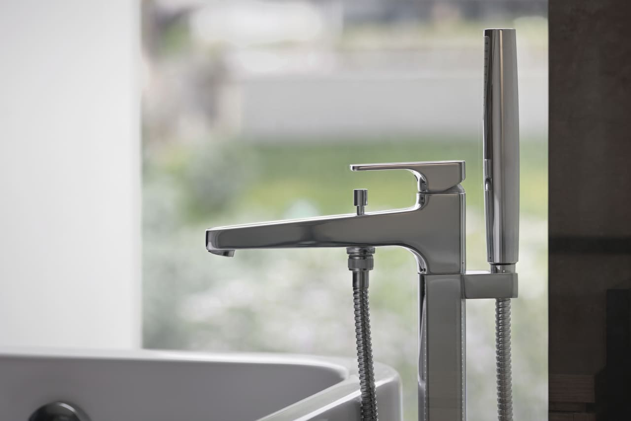 Los espacios de baño del hotel, minimalistas y modernos, están equipados con las soluciones de Roca. Los rociadores Rainsense y Raindream son una fuente de bienestar, mientras que las suaves formas redondeadas de los inodoros Meridian, las bañeras Element y los lavabos The Gap evocan la conexión con la naturaleza. En los espacios públicos del hotel, los urinarios Mural y los lavabos Inspira aportan sofisticación y la máxima funcionalidad, en línea conel compromiso del hotel con el lujo y el diseño más vanguardista.9