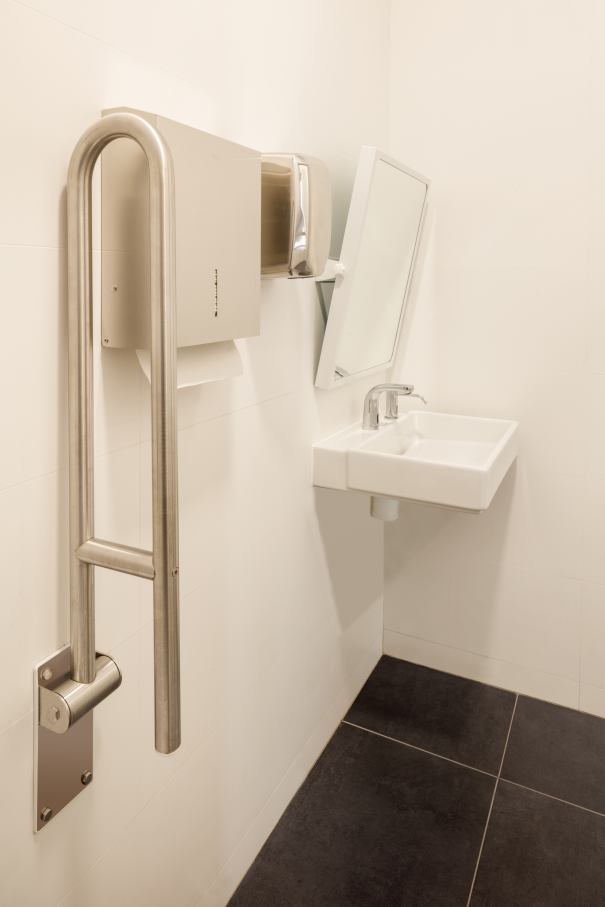 Con el fin de adaptar los baños a las necesidades actuales y respetar la integridad del edificio, los productos seleccionados deben transmitir los ideales contemporáneos de su arquitectura y ser accesibles e inclusivos. El diseño lineal y estructurado de los lavabos murales y las suaves curvas y volúmenes apilados de los inodoros suspendidos Roca Rimless® evocan una simplicidad atemporal y se hacen eco de los ideales modernistas del edificio de Sert. La colección Access, adecuada para todo tipo de usuarios, ha sido otra incorporación esencial a los baños, incluidos los asientos y tapas de inodoro, los espejos basculantes y los asientos de ducha abatibles. La elección de los dispensadores de toallas y las papeleras de la colección Public han contribuido a una mayor funcionalidad del espacio.17