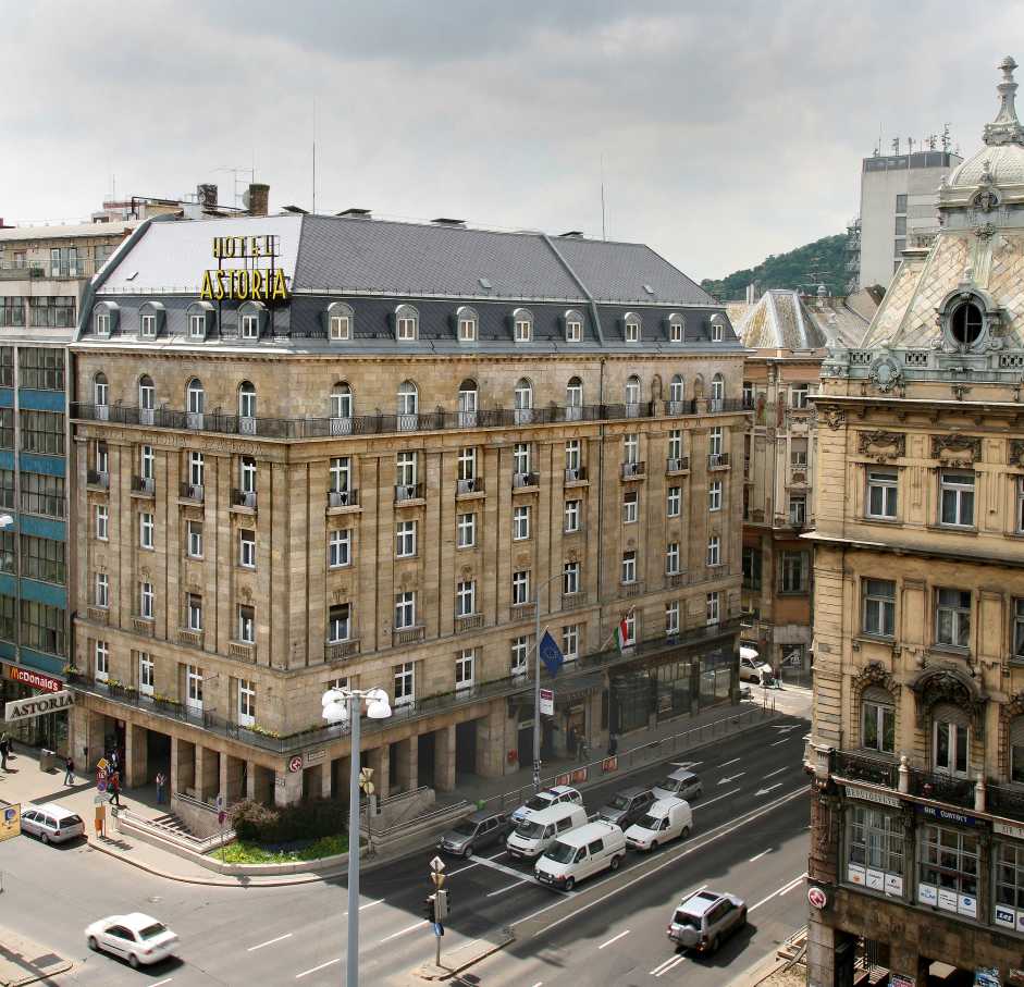 Los productos Roca, escogidos por su diseño y practicidad, incluyen el lavabo Khroma, el inodoro suspendido The Gap y la grifería Atlas y contribuyen a ofrecer una experiencia de baño sofisticada y funcional. Estos productos, junto con los accesorios de las colecciones Victoria y Access, garantizan la máxima durabilidad y facilidad de uso, adaptándose a las necesidades de todo tipo de huéspedes. Al incorporar las soluciones de baño más innovadoras de Roca, el hotel apuesta por el compromiso con la calidad y logra ofrecer a sus clientes una estancia inolvidable.