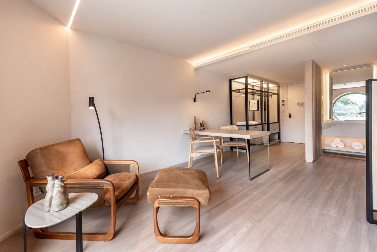 El compromiso de Roca por ofrecer experiencias de baño excepcionales están en perfecta sintonía con el prestigio del Hotel Unique como símbolo del lujo y la excelencia en el diseño en São Paulo. La reforma de 2024 combina modernidad con una elegancia atemporal, mejorando la experiencia de los huéspedes. Para crear una estética impactante, se ha combinado la grifería de lavabo de caño alto Ona de Roca en negro titanio con los lavabos Ohtake y Horizon. Los rociadores Rainsense en negro mate y las duchas de mano Stella proporcionan una agradable sensación de confort, mientras que los inodoros Inspira con tecnología Rimless completan un baño sostenible, sofisticado y minimalista.26