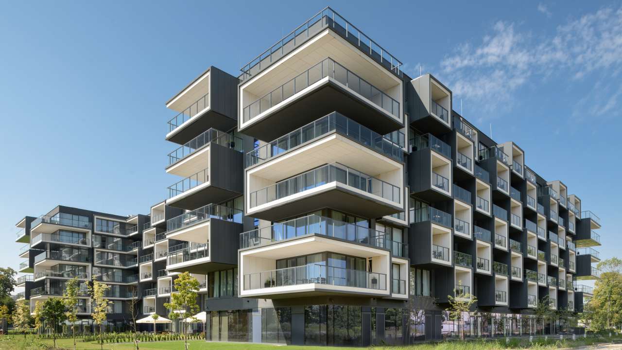 El interiorismo, obra de Tremend Studio, presenta un diseño armonioso caracterizado por el uso de tonos cálidos y naturales con detalles en madera que crean un ambiente agradable y relajado. Los baños de las habitaciones cuentan con confortables bañeras encastradas o duchas walk-in y mamparas de cristal, que generan una sensación de amplitud y espaciosidad. La atmósfera exclusiva y acogedora de estos baños se logra gracias a los muebles con acabados en madera, los lavabos Diverta sobre encimera y los inodoros The Gap Rimless. Por otro lado, los baños públicos también destacan por su minimalismo, con una planta diáfana en la que cobran protagonismo los lavabos Diverta y los urinarios Hall. Los espejos con iluminación LED integrada realzan el espacio con un suave resplandor y añaden al mismo tiempo un toque de sofisticación.7