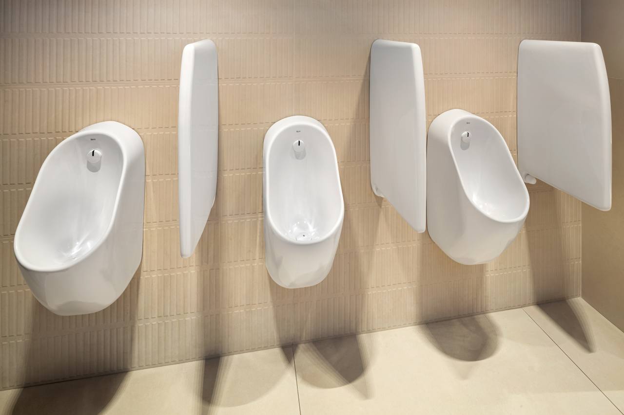 La prioridad en el diseño interior del hotel es garantizar que los huéspedes se vayan con una sonrisa, sintiéndose relajados y completamente satisfechos. Adoptando el enfoque minimalista del hygge, el diseño transmite una agradable sensación de confort a través de una cuidada selección de colores y mobiliario en materiales naturales con suaves curvas y formas orgánicas. En perfecta sintonía con la filosofía hygge, las líneas suaves y las formas redondeadas del lavabo Beyond de color café y del inodoro y bidé Inspira irradian relajación, calidez y armonía. El diseño de la colección Ona, inspirado en la naturaleza, se suma a la estética relajante. Los bidés y lavabos suspendidos contribuyen a crear una sensación de amplitud y equilibrio que evoca la serenidad de los paisajes tranquilos. De esta forma, el confort y el hygge se transmiten a todos los huéspedes del hotel. Los aseos públicos para hombres cuentan con los minimalistas urinarios Proton y los aseos accesibles están equipados con inodoros Access y asas de baño, garantizando un entorno acogedor e inclusivo para todos.13