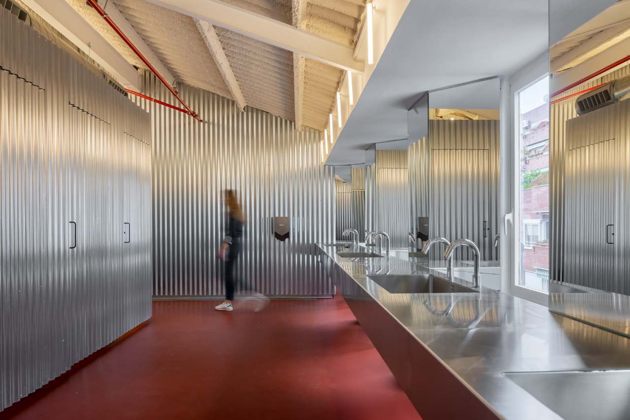 En la transformación de Forkstone destaca el equilibrio entre la conservación del carácter histórico del edificio y la atención a las necesidades de una oficina moderna. Los baños se han concebido como un santuario para los trabajadores de las oficinas, con paredes onduladas de acero, suelos en tonos rojos y elementos con un diseño minimalista. La grifería electrónica Loft y los inodoros suspendidos Ona de Roca encajan a la perfección en la atmósfera del edificio y ofrecen confort y practicidad a este innovador espacio de trabajo.