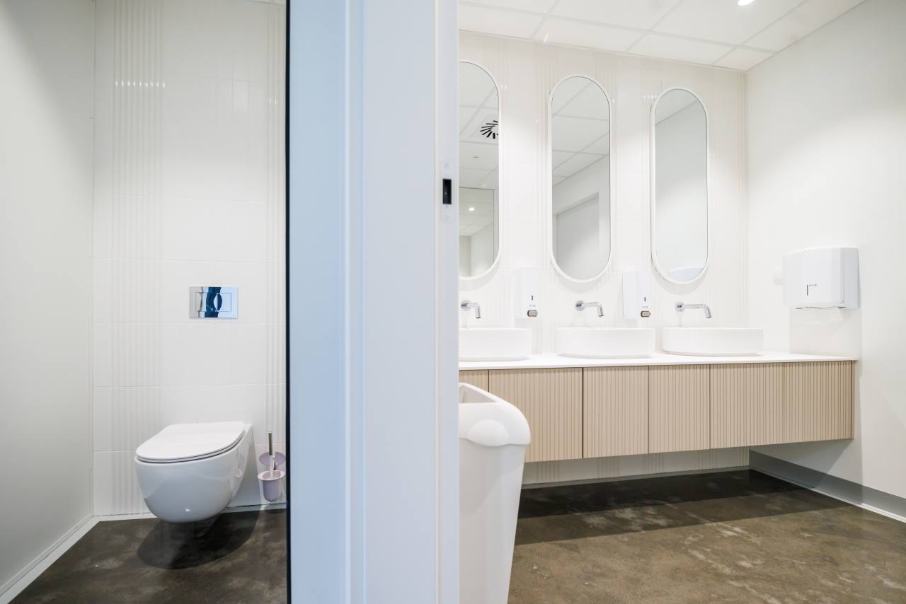 El interiorismo de los baños de TriQube cuentan con una estética minimalista que invita a la calma, con formas redondeadas y una paleta de colores relajantes que crean un ambiente de serenidad. Los urinarios Chic añaden un toque de elegancia con un estilo urbano, mientras las asas de baño Access y los inodoros Meridian garantizan la accesibilidad y el máximo confort. Los productos Roca han sido cuidadosamente seleccionados para contribuir a la funcionalidad y el espíritu de innovación del espacio, aportando los más altos estándares de calidad y diseño.2