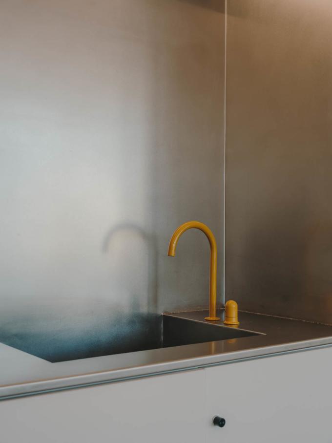 La colección Nu de grifería, presente en las cocinas, ha sido seleccionada por su vibrante color e innovador diseño. El divertido acabado amarillo miel aporta personalidad a los minimalistas baños comunes. Los inodoros suspendidos Rimless® de la colección The Gap Round, los inodoros de la colección Meridian y los urinarios de porcelana de la colección Hall cuentan con diseño moderno que refleja la estética del edificio. El lavabo mural Debba, de líneas redondeadas y con un estilo inconfundible, es la elección perfecta para baños muy transitados gracias a su durabilidad y funcionalidad. Las colecciones de grifería Brava e Instant, con un moderno e intuitivo diseño, son fáciles de utilizar e ideales para entornos de uso intensivo.11