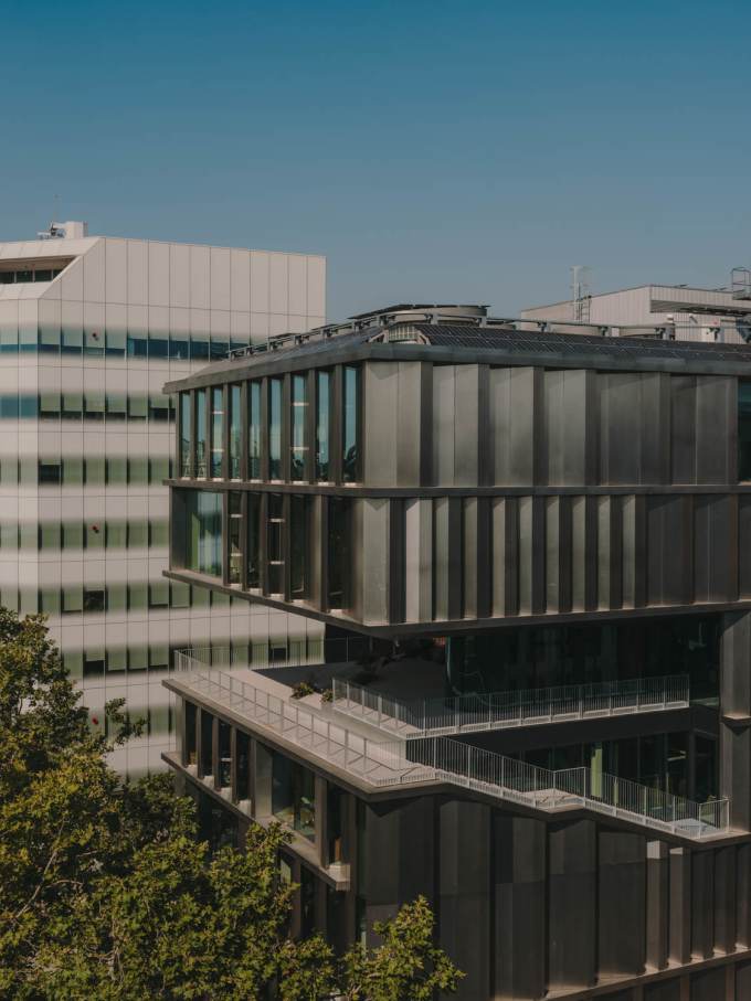 La colección Nu de grifería, presente en las cocinas, ha sido seleccionada por su vibrante color e innovador diseño. El divertido acabado amarillo miel aporta personalidad a los minimalistas baños comunes. Los inodoros suspendidos Rimless® de la colección The Gap Round, los inodoros de la colección Meridian y los urinarios de porcelana de la colección Hall cuentan con diseño moderno que refleja la estética del edificio. El lavabo mural Debba, de líneas redondeadas y con un estilo inconfundible, es la elección perfecta para baños muy transitados gracias a su durabilidad y funcionalidad. Las colecciones de grifería Brava e Instant, con un moderno e intuitivo diseño, son fáciles de utilizar e ideales para entornos de uso intensivo.1