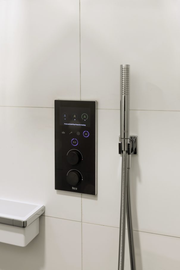 Estas soluciones incluyen inodoros, grifería y duchas inteligentes, todos ellos perfectamente integrados con Roca Connect, la plataforma digital de la marca basada en la nube que permite el control en tiempo real de los productos de baño inteligentes de Roca. El equipo puede recopilar y monitorizar información importante y patrones de comportamiento en los baños mediante el uso de la tecnología IoT. El objetivo de este enfoque colaborativo es optimizar los costes de mantenimiento y limpieza, al tiempo que se fomenta el ahorro de agua.13