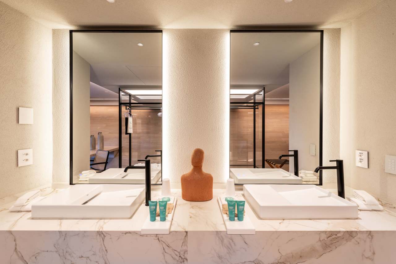 El compromiso de Roca por ofrecer experiencias de baño excepcionales están en perfecta sintonía con el prestigio del Hotel Unique como símbolo del lujo y la excelencia en el diseño en São Paulo. La reforma de 2024 combina modernidad con una elegancia atemporal, mejorando la experiencia de los huéspedes. Para crear una estética impactante, se ha combinado la grifería de lavabo de caño alto Ona de Roca en negro titanio con los lavabos Ohtake y Horizon. Los rociadores Rainsense en negro mate y las duchas de mano Stella proporcionan una agradable sensación de confort, mientras que los inodoros Inspira con tecnología Rimless completan un baño sostenible, sofisticado y minimalista.23