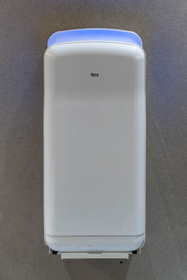 El restaurante Omeraki es pionero a la hora de ofrecer una experiencia gastronómica creativa y respetuosa con el medio ambiente. La sostenibilidad es el núcleo de su filosofía, que se traslada al diseño de los baños a través de los innovadores productos de Roca. Entre ellos destaca el icónico inodoro W+W, presente tanto en el baño de hombres como en el de mujeres, donde proporciona una solución sostenible y eficiente sin comprometer el diseño. La elegancia y funcionalidad del baño se ve realzada por los lavabos totem de Fineceramic® de la colección Beyond y la grifería electrónica Loft.2