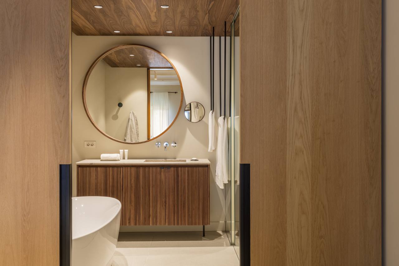 Cada una de las 15 habitaciones del Hotel Casa Cacao muestran una cuidada atención al detalle, fiel reflejo del artesanal proceso de elaboración del chocolate de Casa Cacao. Los baños están diseñados como espacios de relajación y bienestar, con productos Roca elegidos por su calidad y armonía estética con los interiores del hotel. Los toques modernos, como el inodoro Meridian, la grifería Loft y los accesorios Superinox, se complementan con soluciones orientadas al confort como la bañera exenta Virginia o los exclusivos rociadores Rainsense y Raindream. Con esta colaboración, el Hotel Casa Cacao y Roca han redefinido el lujo, ofreciendo a sus huéspedes una fusión única de arte culinario y sofisticación.4