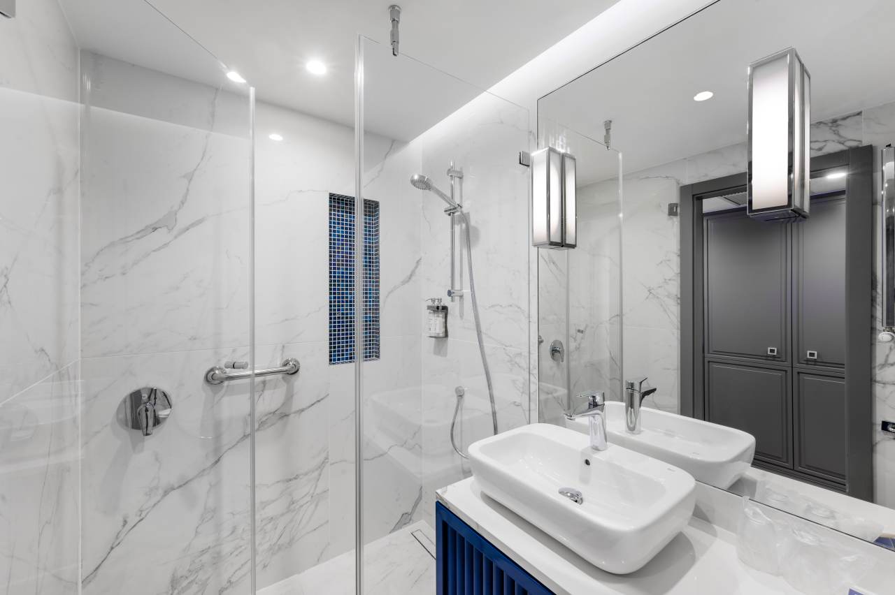 Los productos Roca, escogidos por su diseño y practicidad, incluyen el lavabo Khroma, el inodoro suspendido The Gap y la grifería Atlas y contribuyen a ofrecer una experiencia de baño sofisticada y funcional. Estos productos, junto con los accesorios de las colecciones Victoria y Access, garantizan la máxima durabilidad y facilidad de uso, adaptándose a las necesidades de todo tipo de huéspedes. Al incorporar las soluciones de baño más innovadoras de Roca, el hotel apuesta por el compromiso con la calidad y logra ofrecer a sus clientes una estancia inolvidable.2