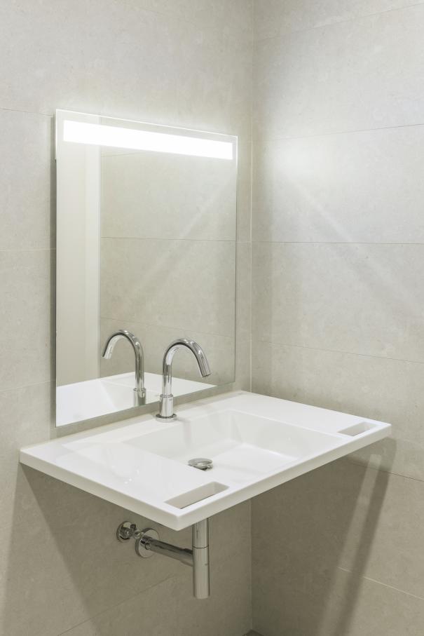 Estas soluciones incluyen inodoros, grifería y duchas inteligentes, todos ellos perfectamente integrados con Roca Connect, la plataforma digital de la marca basada en la nube que permite el control en tiempo real de los productos de baño inteligentes de Roca. El equipo puede recopilar y monitorizar información importante y patrones de comportamiento en los baños mediante el uso de la tecnología IoT. El objetivo de este enfoque colaborativo es optimizar los costes de mantenimiento y limpieza, al tiempo que se fomenta el ahorro de agua.2