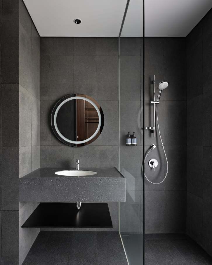 Los espacios de baño del hotel, minimalistas y modernos, están equipados con las soluciones de Roca. Los rociadores Rainsense y Raindream son una fuente de bienestar, mientras que las suaves formas redondeadas de los inodoros Meridian, las bañeras Element y los lavabos The Gap evocan la conexión con la naturaleza. En los espacios públicos del hotel, los urinarios Mural y los lavabos Inspira aportan sofisticación y la máxima funcionalidad, en línea conel compromiso del hotel con el lujo y el diseño más vanguardista.7