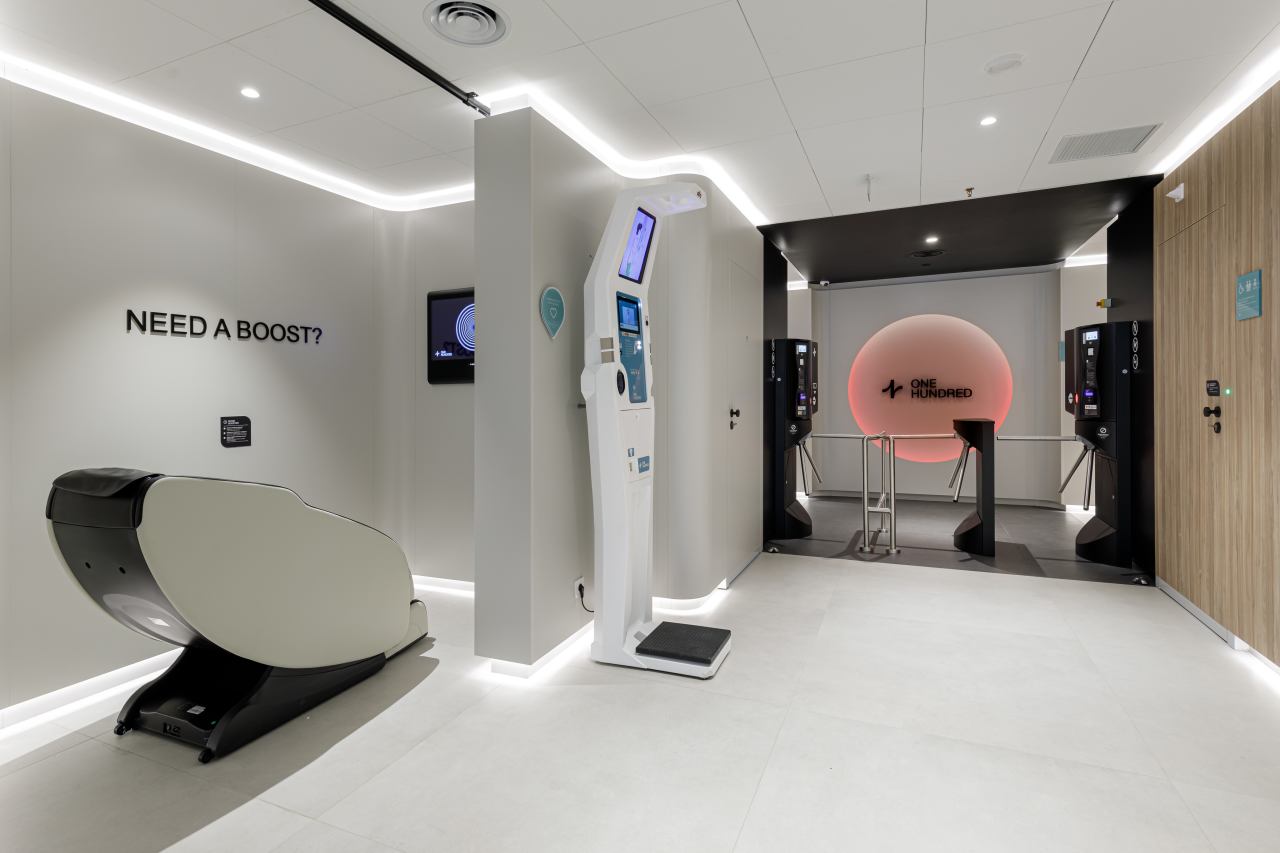 Los diseños modulares personalizables se adaptan a los diversos perfiles de usuarios. Mediante el uso de formas orgánicas y elementos inspirados en la naturaleza, estos aseos públicos ofrecen a los visitantes un entorno relajante y reparador. Su diseño combina la calidez de los materiales naturales como la piedra, la madera y las fibras texturizadas con la pulcritud y la durabilidad que requieren los espacios públicos. Los lavabos circulares e inodoros suspendidos de la colección Inspira de Roca encajan a la perfección en este ambiente, garantizando tanto la funcionalidad como la estética adecuadas. Los aseos masculinos cuentan con urinarios Chic y sistemas de descarga electrónicos Sentronic para una mayor higiene y comodidad, mientras que los aseos para personas con movilidad reducida priman la accesibilidad y el confort. Estos cuentan con asas de baño Access en un relajante acabado blanco, placas de descarga electrónica en cristal negro y espejos basculantes diseñados para adaptarse a las diferentes alturas y necesidades de los usuarios. Estos productos Roca, cuidadosamente seleccionados, permiten a cada visitante disfrutar de un momento de confort y bienestar en un espacio funcional y bien diseñado.3