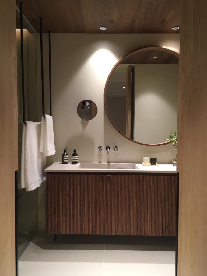 Cada una de las 15 habitaciones del Hotel Casa Cacao muestran una cuidada atención al detalle, fiel reflejo del artesanal proceso de elaboración del chocolate de Casa Cacao. Los baños están diseñados como espacios de relajación y bienestar, con productos Roca elegidos por su calidad y armonía estética con los interiores del hotel. Los toques modernos, como el inodoro Meridian, la grifería Loft y los accesorios Superinox, se complementan con soluciones orientadas al confort como la bañera exenta Virginia o los exclusivos rociadores Rainsense y Raindream. Con esta colaboración, el Hotel Casa Cacao y Roca han redefinido el lujo, ofreciendo a sus huéspedes una fusión única de arte culinario y sofisticación.1