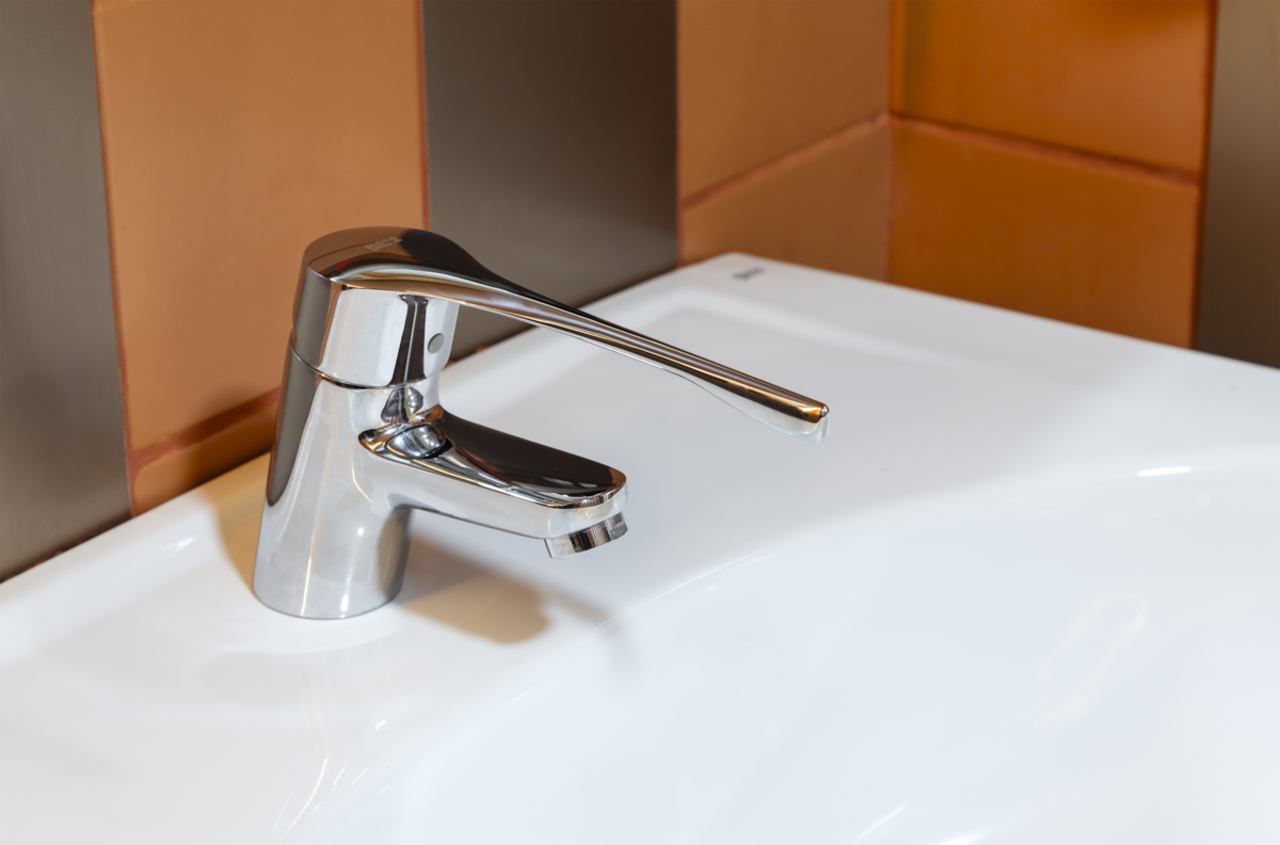 The Social Hub San Sebastián cuenta con lavabos de Fineceramic® de Roca, inodoros tradicionales, accesorios cromados, griferías de ducha y modernas placas de accionamiento. La colección Ona, con su diseño de inspiración mediterránea, aporta calidez e intimidad, mientras que la grifería de lavabo L20, la grifería termostática de ducha T-500, el kit de ducha Stella y los accesorios Victoria aúnan funcionalidad y elegancia. Esta colaboración permitirá a los clientes disfrutar de una experiencia de baño llena de sofisticación, bienestar y relajación, fiel reflejo de la apuesta de ambas marcas por la innovación y la sostenibilidad.1