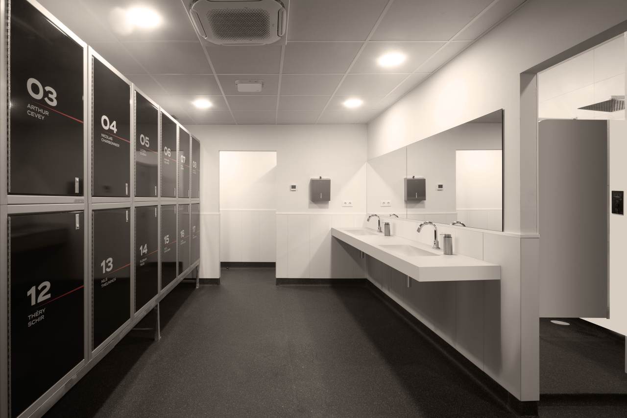 Estas soluciones incluyen inodoros, grifería y duchas inteligentes, todos ellos perfectamente integrados con Roca Connect, la plataforma digital de la marca basada en la nube que permite el control en tiempo real de los productos de baño inteligentes de Roca. El equipo puede recopilar y monitorizar información importante y patrones de comportamiento en los baños mediante el uso de la tecnología IoT. El objetivo de este enfoque colaborativo es optimizar los costes de mantenimiento y limpieza, al tiempo que se fomenta el ahorro de agua.4