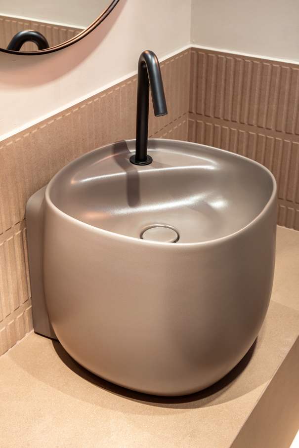 La prioridad en el diseño interior del hotel es garantizar que los huéspedes se vayan con una sonrisa, sintiéndose relajados y completamente satisfechos. Adoptando el enfoque minimalista del hygge, el diseño transmite una agradable sensación de confort a través de una cuidada selección de colores y mobiliario en materiales naturales con suaves curvas y formas orgánicas. En perfecta sintonía con la filosofía hygge, las líneas suaves y las formas redondeadas del lavabo Beyond de color café y del inodoro y bidé Inspira irradian relajación, calidez y armonía. El diseño de la colección Ona, inspirado en la naturaleza, se suma a la estética relajante. Los bidés y lavabos suspendidos contribuyen a crear una sensación de amplitud y equilibrio que evoca la serenidad de los paisajes tranquilos. De esta forma, el confort y el hygge se transmiten a todos los huéspedes del hotel. Los aseos públicos para hombres cuentan con los minimalistas urinarios Proton y los aseos accesibles están equipados con inodoros Access y asas de baño, garantizando un entorno acogedor e inclusivo para todos.36