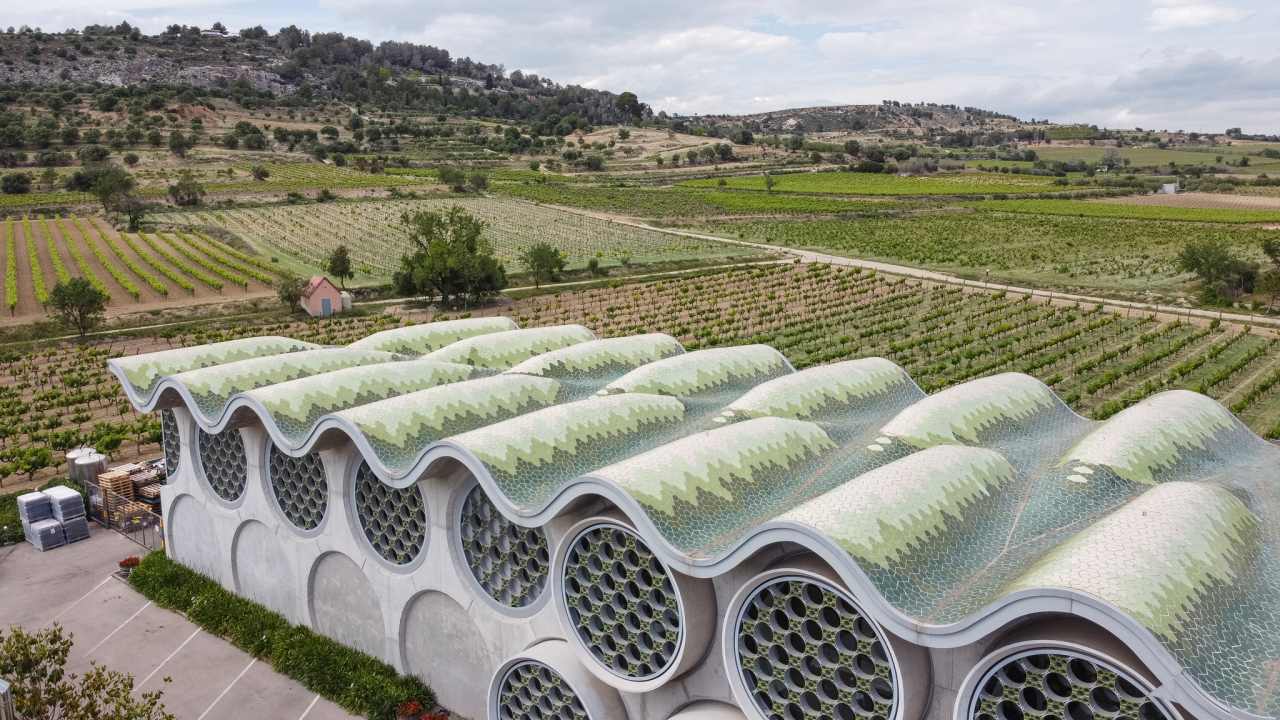 El diseño de este hotel boutique de 13 habitaciones se inspira en el apilado horizontal de las botellas de cava y en la técnica del trencadís de Antoni Gaudí. Las líneas sinuosas, los grandes ventanales circulares y los motivos geométricos, junto con el uso de materiales naturales, crean un conjunto equilibrado en perfecta armonía con el entorno. Los modernos baños de planta abierta cuentan con lavabos Bol en acabado grafito, la elegante grifería de lavabo Thesis y los originales inodoros Happening. La decidida apuesta por la sostenibilidad, patente en el cuidado diseño del edificio y las buenas prácticas sostenibles, también se refleja en los productos Roca, que contribuyen a la eficiencia energética y la durabilidad.5