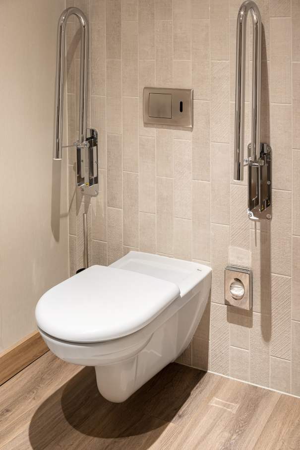 El interiorismo, obra de Tremend Studio, presenta un diseño armonioso caracterizado por el uso de tonos cálidos y naturales con detalles en madera que crean un ambiente agradable y relajado. Los baños de las habitaciones cuentan con confortables bañeras encastradas o duchas walk-in y mamparas de cristal, que generan una sensación de amplitud y espaciosidad. La atmósfera exclusiva y acogedora de estos baños se logra gracias a los muebles con acabados en madera, los lavabos Diverta sobre encimera y los inodoros The Gap Rimless. Por otro lado, los baños públicos también destacan por su minimalismo, con una planta diáfana en la que cobran protagonismo los lavabos Diverta y los urinarios Hall. Los espejos con iluminación LED integrada realzan el espacio con un suave resplandor y añaden al mismo tiempo un toque de sofisticación.2