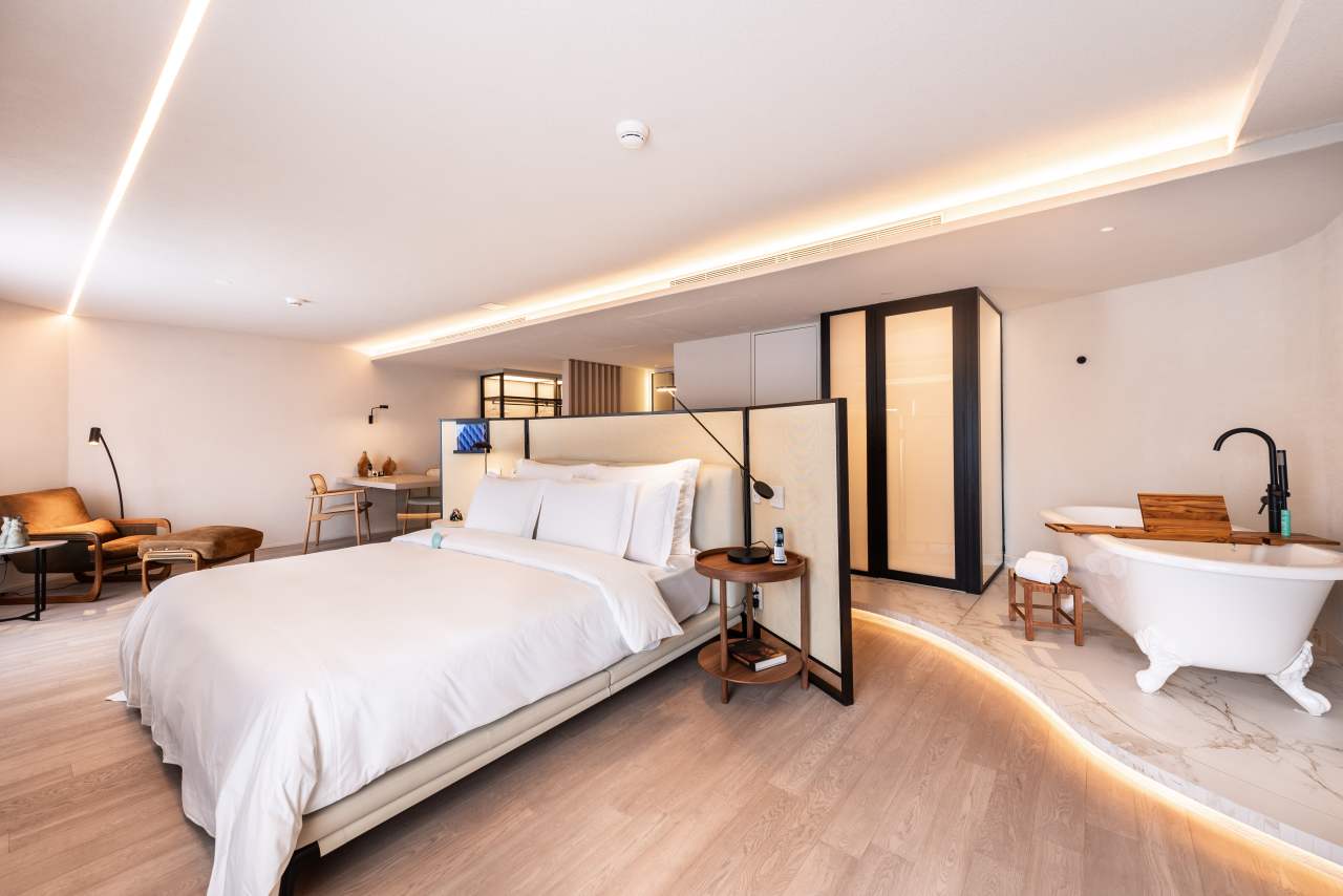 El compromiso de Roca por ofrecer experiencias de baño excepcionales están en perfecta sintonía con el prestigio del Hotel Unique como símbolo del lujo y la excelencia en el diseño en São Paulo. La reforma de 2024 combina modernidad con una elegancia atemporal, mejorando la experiencia de los huéspedes. Para crear una estética impactante, se ha combinado la grifería de lavabo de caño alto Ona de Roca en negro titanio con los lavabos Ohtake y Horizon. Los rociadores Rainsense en negro mate y las duchas de mano Stella proporcionan una agradable sensación de confort, mientras que los inodoros Inspira con tecnología Rimless completan un baño sostenible, sofisticado y minimalista.10