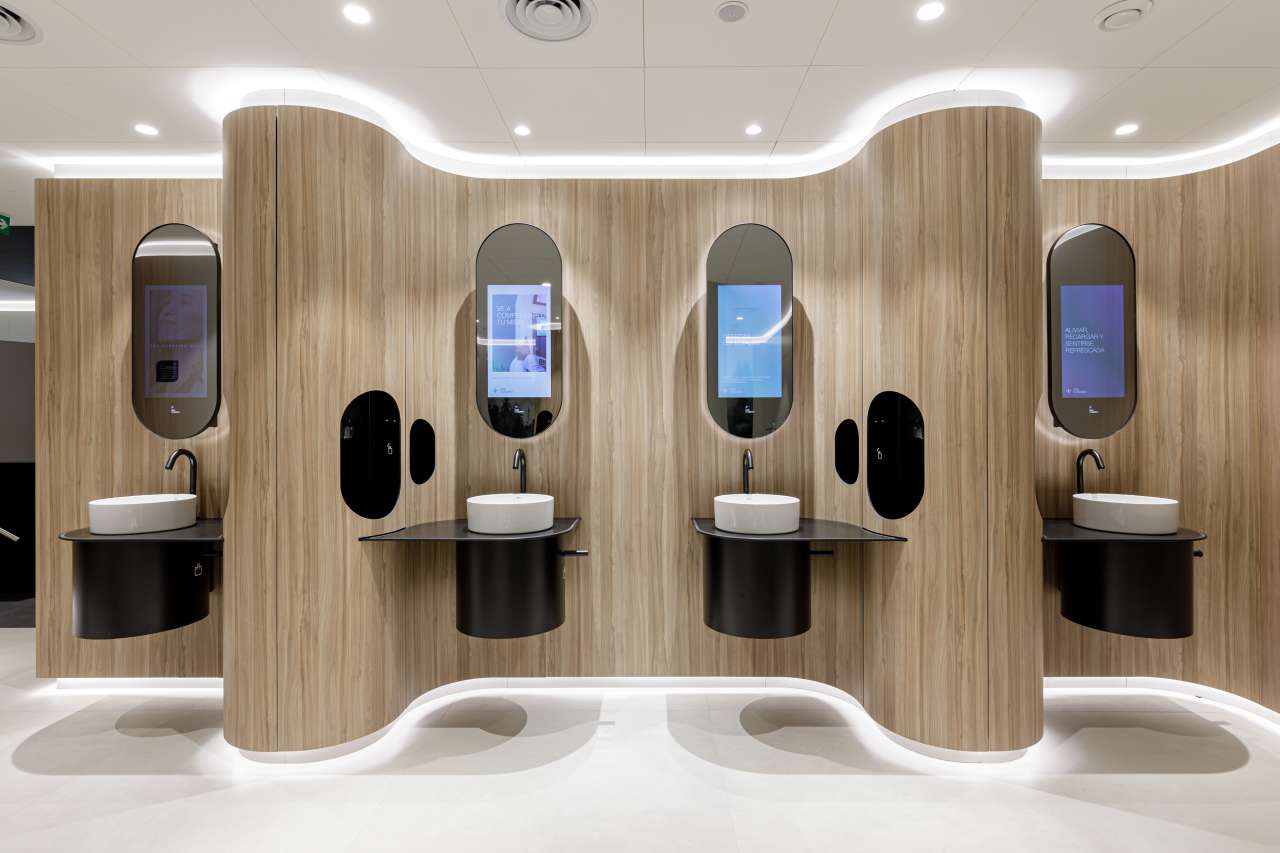 Los diseños modulares personalizables se adaptan a los diversos perfiles de usuarios. Mediante el uso de formas orgánicas y elementos inspirados en la naturaleza, estos aseos públicos ofrecen a los visitantes un entorno relajante y reparador. Su diseño combina la calidez de los materiales naturales como la piedra, la madera y las fibras texturizadas con la pulcritud y la durabilidad que requieren los espacios públicos. Los lavabos circulares e inodoros suspendidos de la colección Inspira de Roca encajan a la perfección en este ambiente, garantizando tanto la funcionalidad como la estética adecuadas. Los aseos masculinos cuentan con urinarios Chic y sistemas de descarga electrónicos Sentronic para una mayor higiene y comodidad, mientras que los aseos para personas con movilidad reducida priman la accesibilidad y el confort. Estos cuentan con asas de baño Access en un relajante acabado blanco, placas de descarga electrónica en cristal negro y espejos basculantes diseñados para adaptarse a las diferentes alturas y necesidades de los usuarios. Estos productos Roca, cuidadosamente seleccionados, permiten a cada visitante disfrutar de un momento de confort y bienestar en un espacio funcional y bien diseñado.