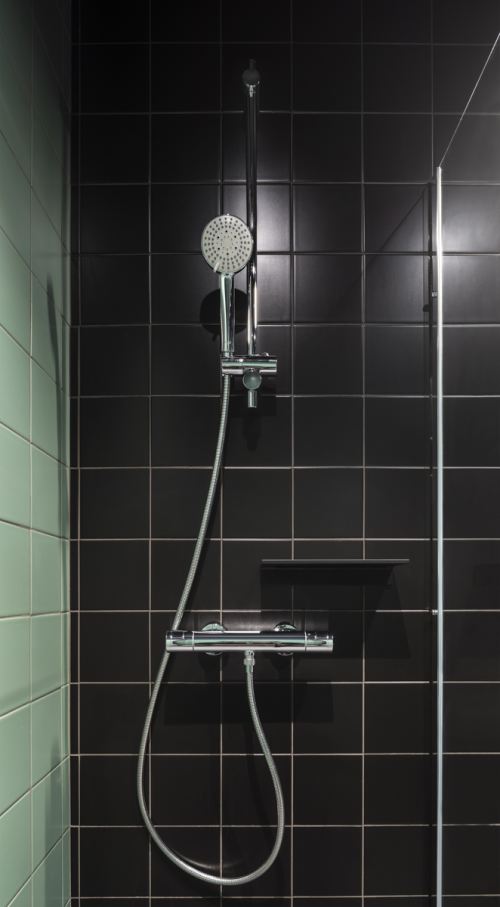 The Social Hub San Sebastián cuenta con lavabos de Fineceramic® de Roca, inodoros tradicionales, accesorios cromados, griferías de ducha y modernas placas de accionamiento. La colección Ona, con su diseño de inspiración mediterránea, aporta calidez e intimidad, mientras que la grifería de lavabo L20, la grifería termostática de ducha T-500, el kit de ducha Stella y los accesorios Victoria aúnan funcionalidad y elegancia. Esta colaboración permitirá a los clientes disfrutar de una experiencia de baño llena de sofisticación, bienestar y relajación, fiel reflejo de la apuesta de ambas marcas por la innovación y la sostenibilidad.5