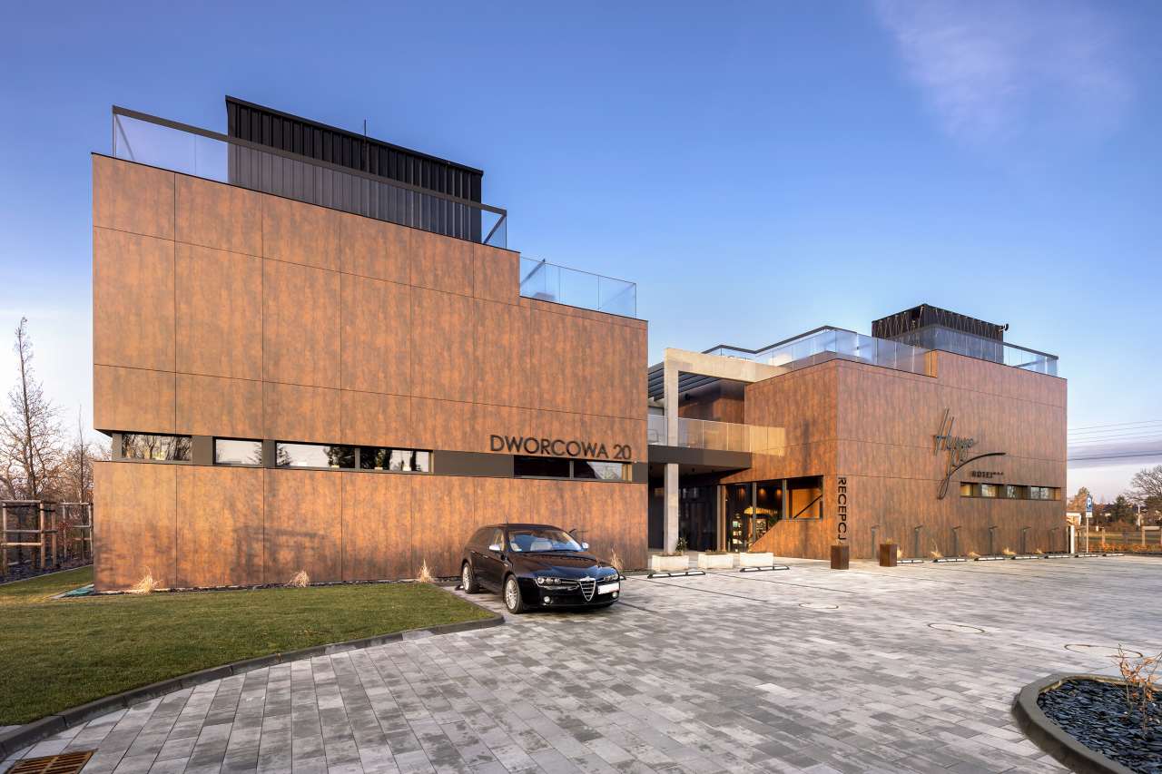 La prioridad en el diseño interior del hotel es garantizar que los huéspedes se vayan con una sonrisa, sintiéndose relajados y completamente satisfechos. Adoptando el enfoque minimalista del hygge, el diseño transmite una agradable sensación de confort a través de una cuidada selección de colores y mobiliario en materiales naturales con suaves curvas y formas orgánicas. En perfecta sintonía con la filosofía hygge, las líneas suaves y las formas redondeadas del lavabo Beyond de color café y del inodoro y bidé Inspira irradian relajación, calidez y armonía. El diseño de la colección Ona, inspirado en la naturaleza, se suma a la estética relajante. Los bidés y lavabos suspendidos contribuyen a crear una sensación de amplitud y equilibrio que evoca la serenidad de los paisajes tranquilos. De esta forma, el confort y el hygge se transmiten a todos los huéspedes del hotel. Los aseos públicos para hombres cuentan con los minimalistas urinarios Proton y los aseos accesibles están equipados con inodoros Access y asas de baño, garantizando un entorno acogedor e inclusivo para todos.10