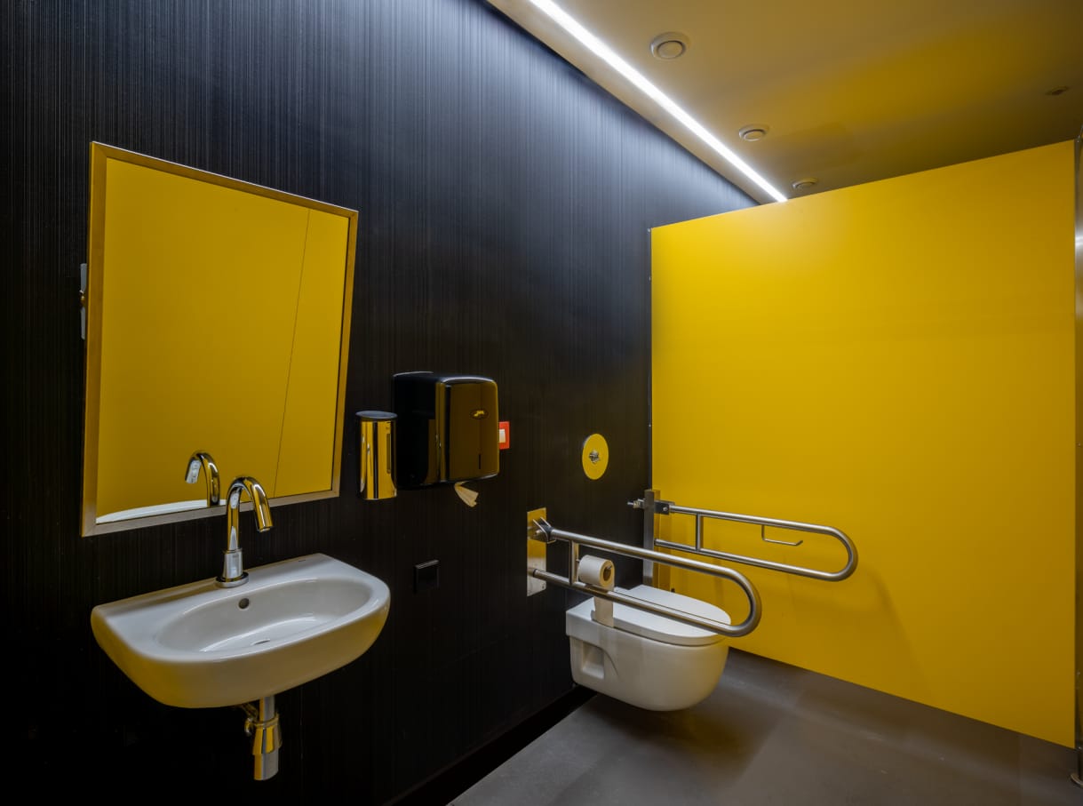 La colaboración de Roca con DHub es un ejemplo del equilibrio entre forma y función. Los productos Roca, entre los que destacan los elegantes lavabos Foro, la grifería Loft-E y los lavabos Meridian, están perfectamente integrados en los modernos espacios del DHub, diseñados por MBM Arquitects. Esta colaboración implica una apuesta por la sostenibilidad y la accesibilidad, demostrando que el diseño más innovador puede mejorar nuestro día a día y contribuir al mismo tiempo a un entorno más sostenible e inclusivo.2