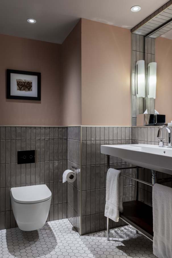 El inodoro suspendido Rimless® y el lavabo de Fineceramic®, ambos de la colección Ona, han sido seleccionados por su diseño funcional y su innovadora tecnología. El primero mejora la higiene y la eficiencia espacial, mientras que el segundo ofrece la máxima durabilidad y un diseño sofisticado. Por otro lado, el plato de ducha Pyros, fabricado en Stonex®, destaca por su diseño extraplano y su discreto desagüe lineal, elevando así la estética del espacio de baño. Esta colaboración es el ejemplo perfecto de cómo el diseño y la tecnología de vanguardia logran realzar los espacios históricos, creando una sinergia atemporal entre la elegancia victoriana y el confort más actual.12