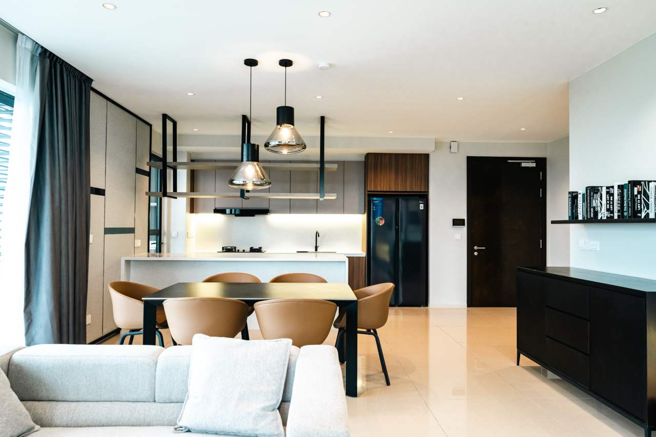 Las soluciones de Roca seleccionadas en los espacios de baño y las cocinas de todas las viviendas son el complemento perfecto al estilo exclusivo de las torres. Entre ellas se encuentran los inodoros Nexo y los inodoros suspendidos Meridian-N y The Gap, con asientos de caída amortiguada para un mayor confort. Con el fin de crear una experiencia exclusiva en la zona de ducha, se ha optado por el rociador circular Rainsense y la ducha de mano Stella, mientras que algunos apartamentos cuentan con la bañera Virginia, caracterizada por su elegante estética y grandes dimensiones. Asimismo, se han seleccionado lavabos de las colecciones Inspira, fabricados en Fineceramic®, y Bol, que realzan el diseño sofisticado de cada vivienda.2