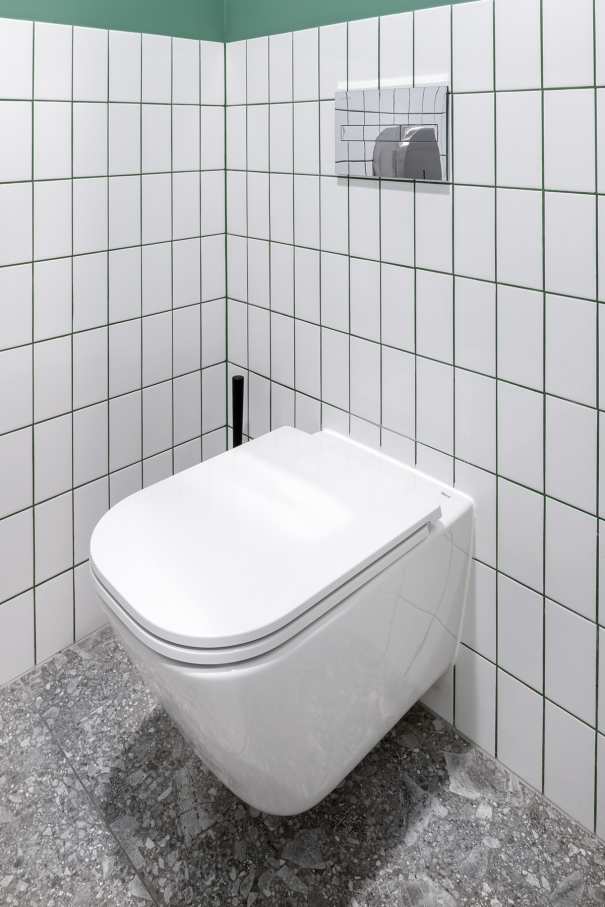 El proyecto, dirigido por el estudio holandés MVRDV en colaboración con el estudio polaco Q2 Studio, combina la rehabilitación histórica con una ampliación moderna. Los interiores, galardonados con el prestigioso premio ArchDaily al Edificio del Año en 2021, aúnan a la perfección funcionalidad y estética. Para garantizar el confort de todos los usuarios, los espacios de baño cuentan con productos Roca, como los lavabos suspendidos Debba, los urinarios Nexo y los inodoros suspendidos The Gap Rimless. Asimismo, la grifería electrónica L20 y la grifería de lavabo con maneta gerontológica completan el equipamiento de los baños, reflejando el compromiso del proyecto con la calidad y la excelencia en el diseño.