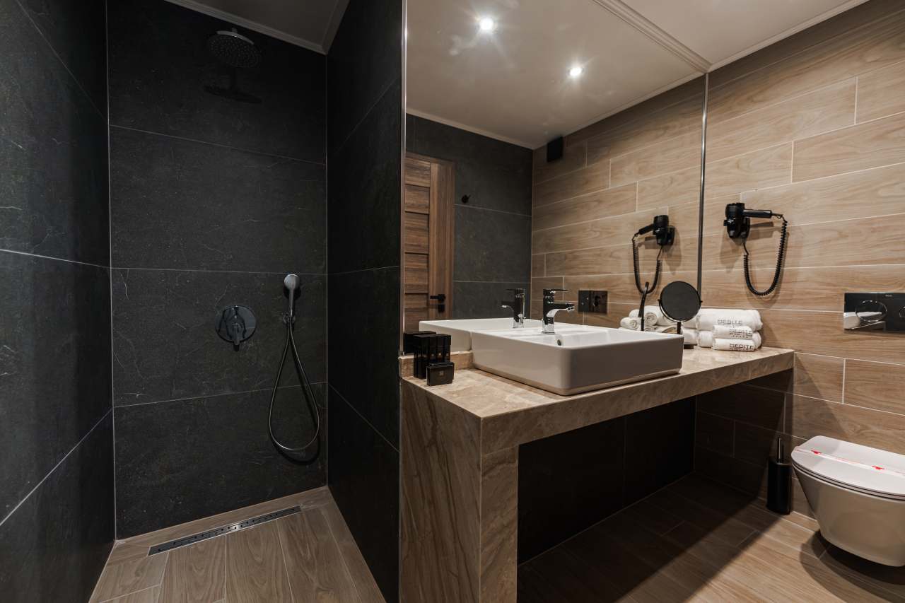 Los baños del hotel cumplen con los más altos estándares de la hostelería moderna gracias a la amplia gama de productos Roca presente en el establecimiento. Las duchas de mano Stella y los rociadores Rainsense ofrecen una experiencia envolvente en la ducha y un ambiente similar al de un spa, mientras los inodoros The Gap, los lavabos Horizon y la grifería Victoria Plus destacan por su funcionalidad y fácil manejo. Estas soluciones de baño, de gran durabilidad y un diseño moderno, logran crear espacios uniformes y elegantes que reflejan el compromiso del complejo hotelero de garantizar a sus huéspedes una experiencia relajante y reparadora.5