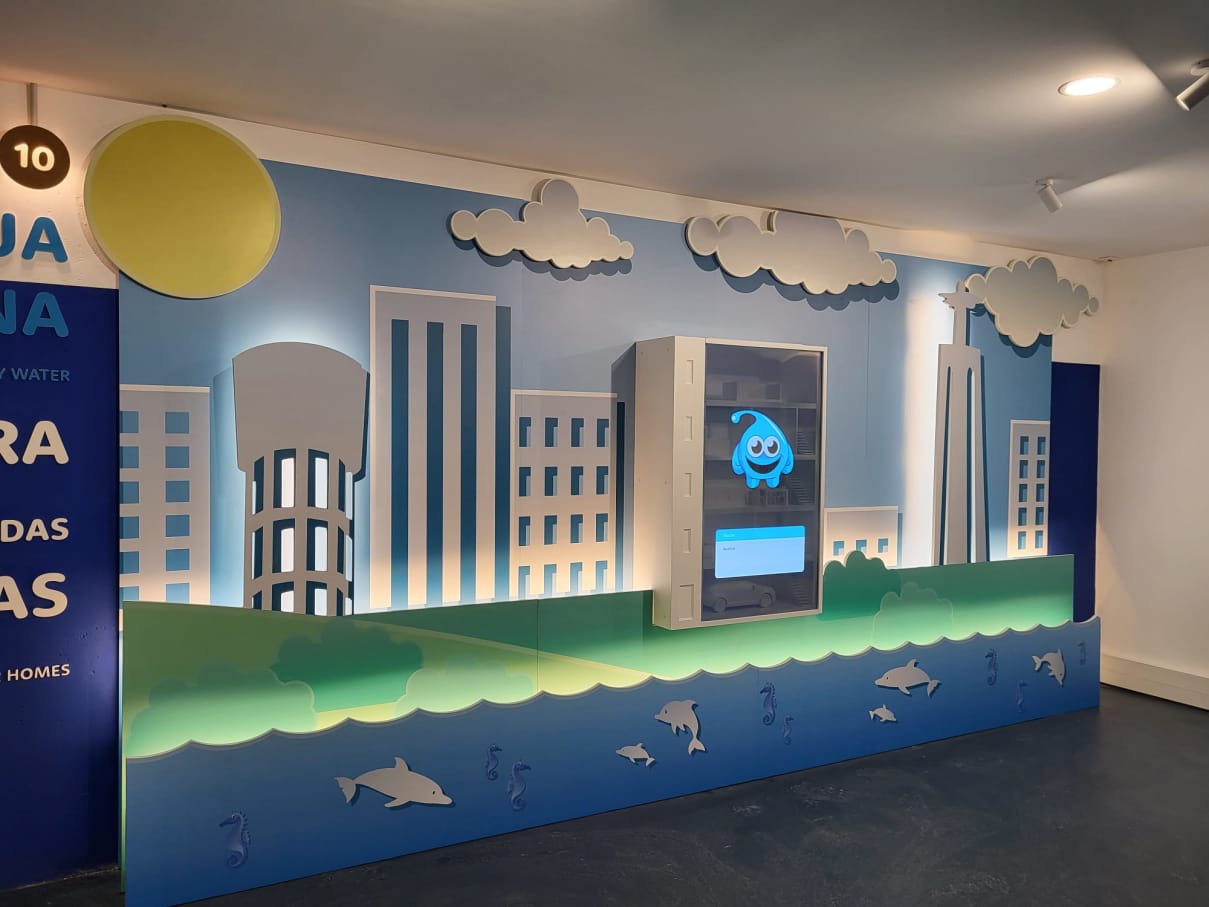 La pieza clave en los baños de este proyecto es el galardonado W+W, una ingeniosa combinación de lavabo e inodoro que permite ahorrar hasta un 25 % de agua. Esta pieza incorpora la grifería Single Pro, que incluye un innovador cartucho que reduce al mínimo el consumo de agua y las emisiones de CO2, una nueva muestra de la integración de tecnología al servicio del medioambiente que caracteriza a Roca. Los urinarios Proton también contribuyen a un uso eficiente de recursos con su diseño minimalista y un sistema de descarga sin contacto que utiliza únicamente 0,5 litros de agua por descarga. Por otro lado, la combinación de los inodoros suspendidos The Gap y las placas de accionamiento PL1 Dual añade funcionalidad y estilo a este espacio público. Asimismo, los lavabos sobre encimera The Gap Round realzan aún más la estética de los baños del museo. Este enclave también llama la atención de sus visitantes con exposiciones.10