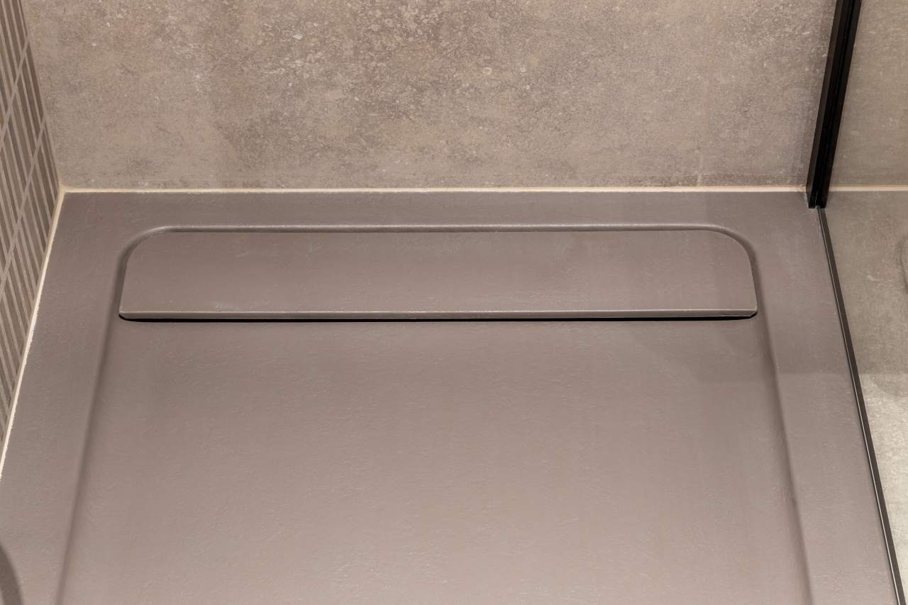 La prioridad en el diseño interior del hotel es garantizar que los huéspedes se vayan con una sonrisa, sintiéndose relajados y completamente satisfechos. Adoptando el enfoque minimalista del hygge, el diseño transmite una agradable sensación de confort a través de una cuidada selección de colores y mobiliario en materiales naturales con suaves curvas y formas orgánicas. En perfecta sintonía con la filosofía hygge, las líneas suaves y las formas redondeadas del lavabo Beyond de color café y del inodoro y bidé Inspira irradian relajación, calidez y armonía. El diseño de la colección Ona, inspirado en la naturaleza, se suma a la estética relajante. Los bidés y lavabos suspendidos contribuyen a crear una sensación de amplitud y equilibrio que evoca la serenidad de los paisajes tranquilos. De esta forma, el confort y el hygge se transmiten a todos los huéspedes del hotel. Los aseos públicos para hombres cuentan con los minimalistas urinarios Proton y los aseos accesibles están equipados con inodoros Access y asas de baño, garantizando un entorno acogedor e inclusivo para todos.35