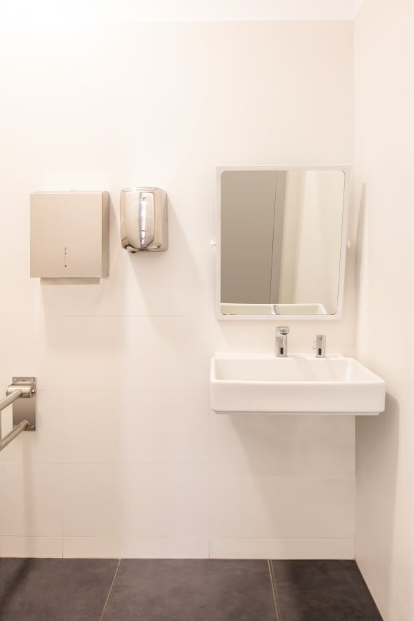 Con el fin de adaptar los baños a las necesidades actuales y respetar la integridad del edificio, los productos seleccionados deben transmitir los ideales contemporáneos de su arquitectura y ser accesibles e inclusivos. El diseño lineal y estructurado de los lavabos murales y las suaves curvas y volúmenes apilados de los inodoros suspendidos Roca Rimless® evocan una simplicidad atemporal y se hacen eco de los ideales modernistas del edificio de Sert. La colección Access, adecuada para todo tipo de usuarios, ha sido otra incorporación esencial a los baños, incluidos los asientos y tapas de inodoro, los espejos basculantes y los asientos de ducha abatibles. La elección de los dispensadores de toallas y las papeleras de la colección Public han contribuido a una mayor funcionalidad del espacio.10