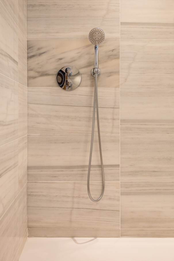 Los baños del Gran Meliá Torre Melina ofrecen una experiencia sofisticada y confortable, realzada por los productos de alta gama de Roca. En las habitaciones Supreme, los huéspedes pueden disfrutar de un exclusivo baño con la original bañera de Stonex® Kauai y la grifería de baño-ducha. Otras habitaciones cuentan con innovadoras soluciones para el espacio de ducha, como los platos de ducha de Stonex® Terran y la grifería termostática T-500, que proporcionan una sensación única en la ducha. Los aseos públicos del hotel cuentan con modernos y funcionales lavabos sobre encimera de la colección Ona, urinarios Mural e inodoros adosados a pared The Gap Round. Los resistentes materiales de Roca Stonex® y Fineceramic® no sólo contribuyen a optimizar los estándares de higiene, sino que también aumentan la eficiencia operativa en todo el hotel, reflejando el compromiso de este establecimiento con la excelencia hotelera.22