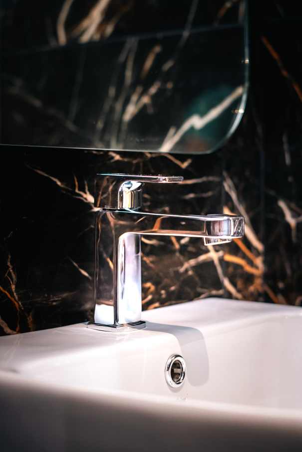 Las soluciones de Roca seleccionadas en los espacios de baño y las cocinas de todas las viviendas son el complemento perfecto al estilo exclusivo de las torres. Entre ellas se encuentran los inodoros Nexo y los inodoros suspendidos Meridian-N y The Gap, con asientos de caída amortiguada para un mayor confort. Con el fin de crear una experiencia exclusiva en la zona de ducha, se ha optado por el rociador circular Rainsense y la ducha de mano Stella, mientras que algunos apartamentos cuentan con la bañera Virginia, caracterizada por su elegante estética y grandes dimensiones. Asimismo, se han seleccionado lavabos de las colecciones Inspira, fabricados en Fineceramic®, y Bol, que realzan el diseño sofisticado de cada vivienda.18