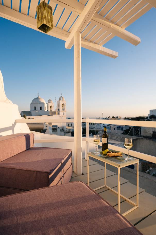 Cada detalle de la Villa Yposkafon, desde el concepto tradicional de casa cueva hasta los exclusivos espacios de baño, está diseñado para deleitar e inspirar, convirtiéndola en un destino en sí misma. La villa está equipada con diversos productos Roca que se caracterizan por su sencillez y elegancia, siendo el complemento perfecto de su diseño minimalista. El inodoro Debba Round y el lavabo Inspira Round de Roca, junto con la elegante grifería L20, destacan sobre las superficies estucadas en blanco. Los contornos suaves y redondeados del lavabo y el inodoro y el moderno acabado cromado de la grifería crean un ambiente armonioso y visualmente agradable que favorece la calma y la relajación.6