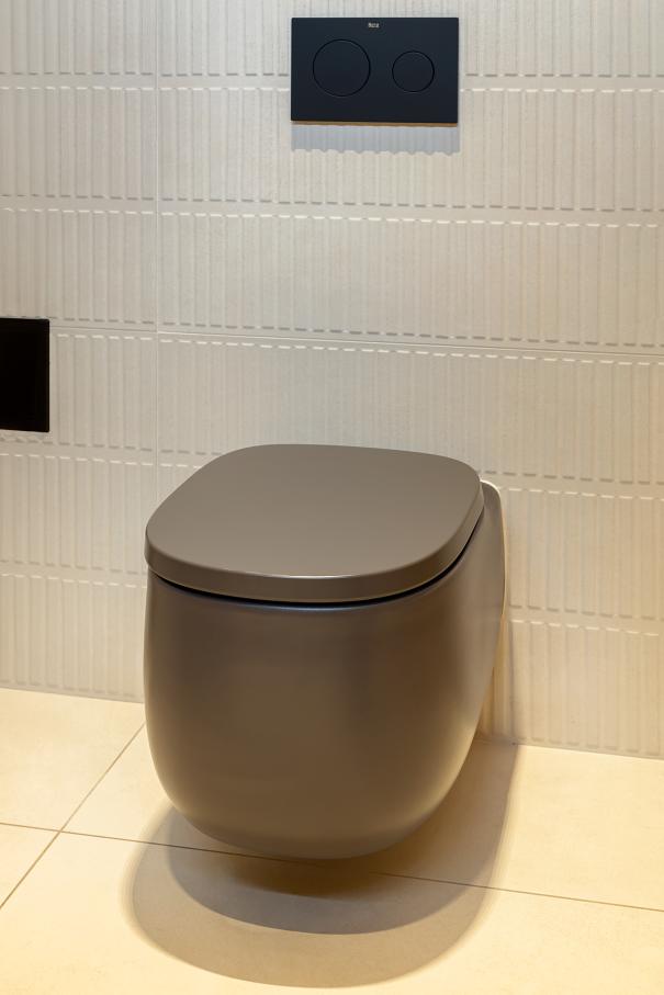 La prioridad en el diseño interior del hotel es garantizar que los huéspedes se vayan con una sonrisa, sintiéndose relajados y completamente satisfechos. Adoptando el enfoque minimalista del hygge, el diseño transmite una agradable sensación de confort a través de una cuidada selección de colores y mobiliario en materiales naturales con suaves curvas y formas orgánicas. En perfecta sintonía con la filosofía hygge, las líneas suaves y las formas redondeadas del lavabo Beyond de color café y del inodoro y bidé Inspira irradian relajación, calidez y armonía. El diseño de la colección Ona, inspirado en la naturaleza, se suma a la estética relajante. Los bidés y lavabos suspendidos contribuyen a crear una sensación de amplitud y equilibrio que evoca la serenidad de los paisajes tranquilos. De esta forma, el confort y el hygge se transmiten a todos los huéspedes del hotel. Los aseos públicos para hombres cuentan con los minimalistas urinarios Proton y los aseos accesibles están equipados con inodoros Access y asas de baño, garantizando un entorno acogedor e inclusivo para todos.2