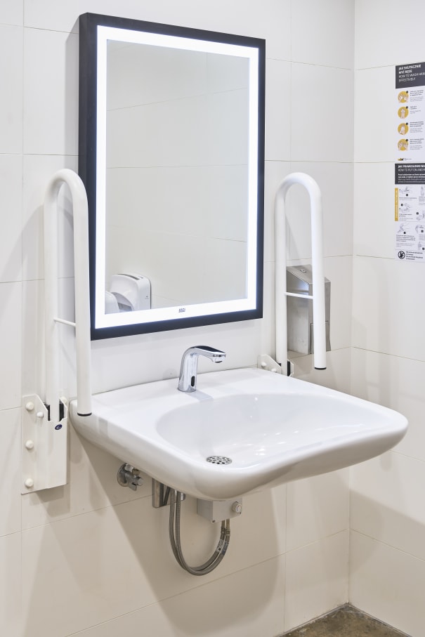 Los baños reformados incorporan las colecciones Hall y Beyond de Roca, que ofrecen soluciones adaptables a espacios muy transitados, y la grifería L20, con tecnología de ahorro de agua. Los elegantes urinarios Chic se combinan con los sistemas de descarga electrónicos Sentronic, que se activan sin contacto para ofrecer la máxima higiene. La colección Access facilita la accesibilidad para los usuarios con movilidad reducida, creando un entorno acogedor para todos.2