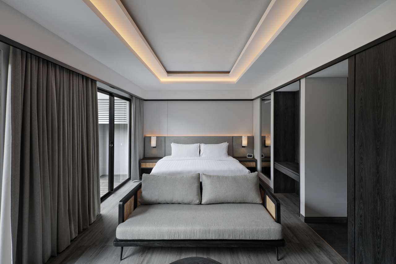 Los espacios de baño del hotel, minimalistas y modernos, están equipados con las soluciones de Roca. Los rociadores Rainsense y Raindream son una fuente de bienestar, mientras que las suaves formas redondeadas de los inodoros Meridian, las bañeras Element y los lavabos The Gap evocan la conexión con la naturaleza. En los espacios públicos del hotel, los urinarios Mural y los lavabos Inspira aportan sofisticación y la máxima funcionalidad, en línea conel compromiso del hotel con el lujo y el diseño más vanguardista.13