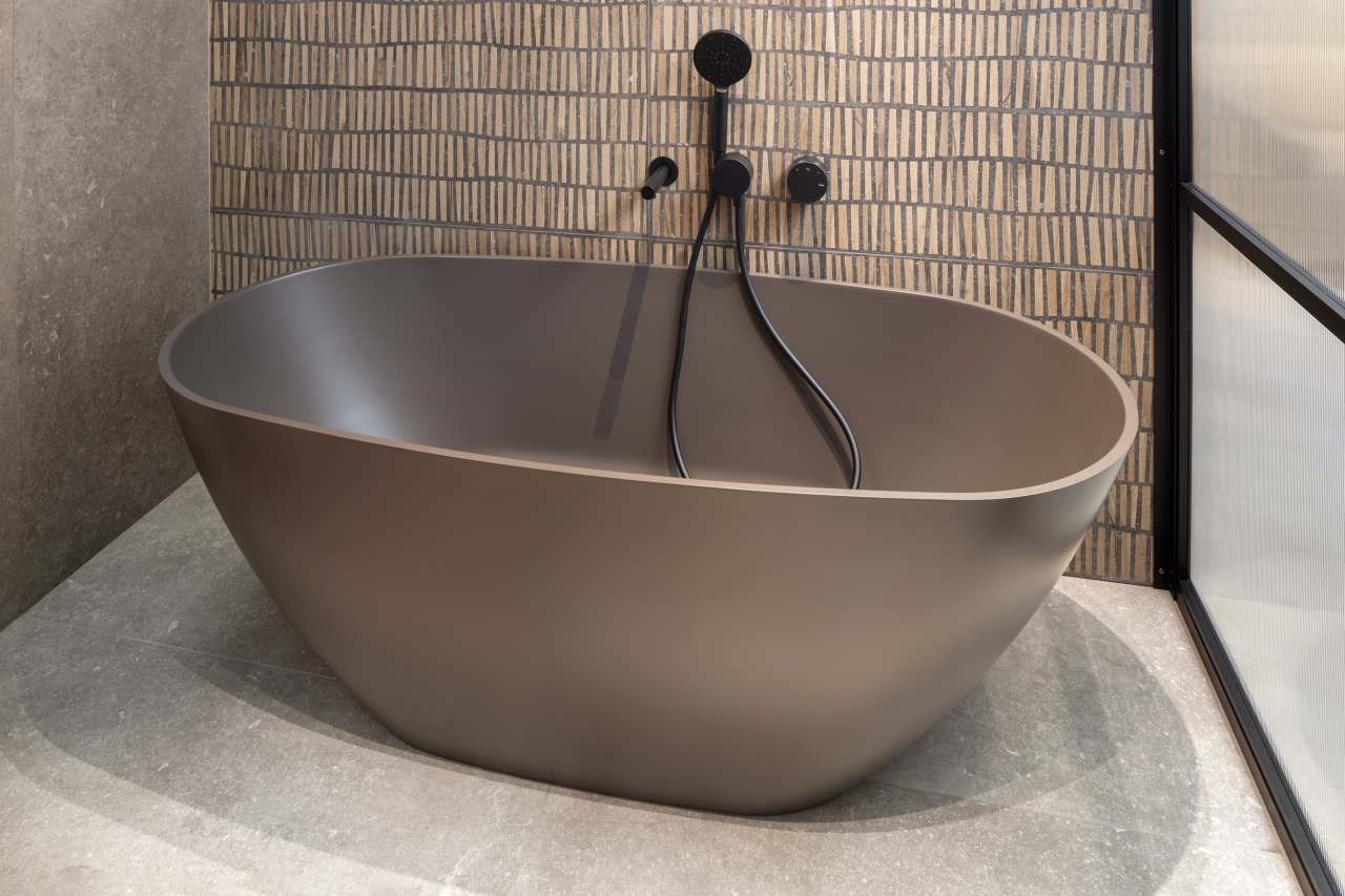 La prioridad en el diseño interior del hotel es garantizar que los huéspedes se vayan con una sonrisa, sintiéndose relajados y completamente satisfechos. Adoptando el enfoque minimalista del hygge, el diseño transmite una agradable sensación de confort a través de una cuidada selección de colores y mobiliario en materiales naturales con suaves curvas y formas orgánicas. En perfecta sintonía con la filosofía hygge, las líneas suaves y las formas redondeadas del lavabo Beyond de color café y del inodoro y bidé Inspira irradian relajación, calidez y armonía. El diseño de la colección Ona, inspirado en la naturaleza, se suma a la estética relajante. Los bidés y lavabos suspendidos contribuyen a crear una sensación de amplitud y equilibrio que evoca la serenidad de los paisajes tranquilos. De esta forma, el confort y el hygge se transmiten a todos los huéspedes del hotel. Los aseos públicos para hombres cuentan con los minimalistas urinarios Proton y los aseos accesibles están equipados con inodoros Access y asas de baño, garantizando un entorno acogedor e inclusivo para todos.32