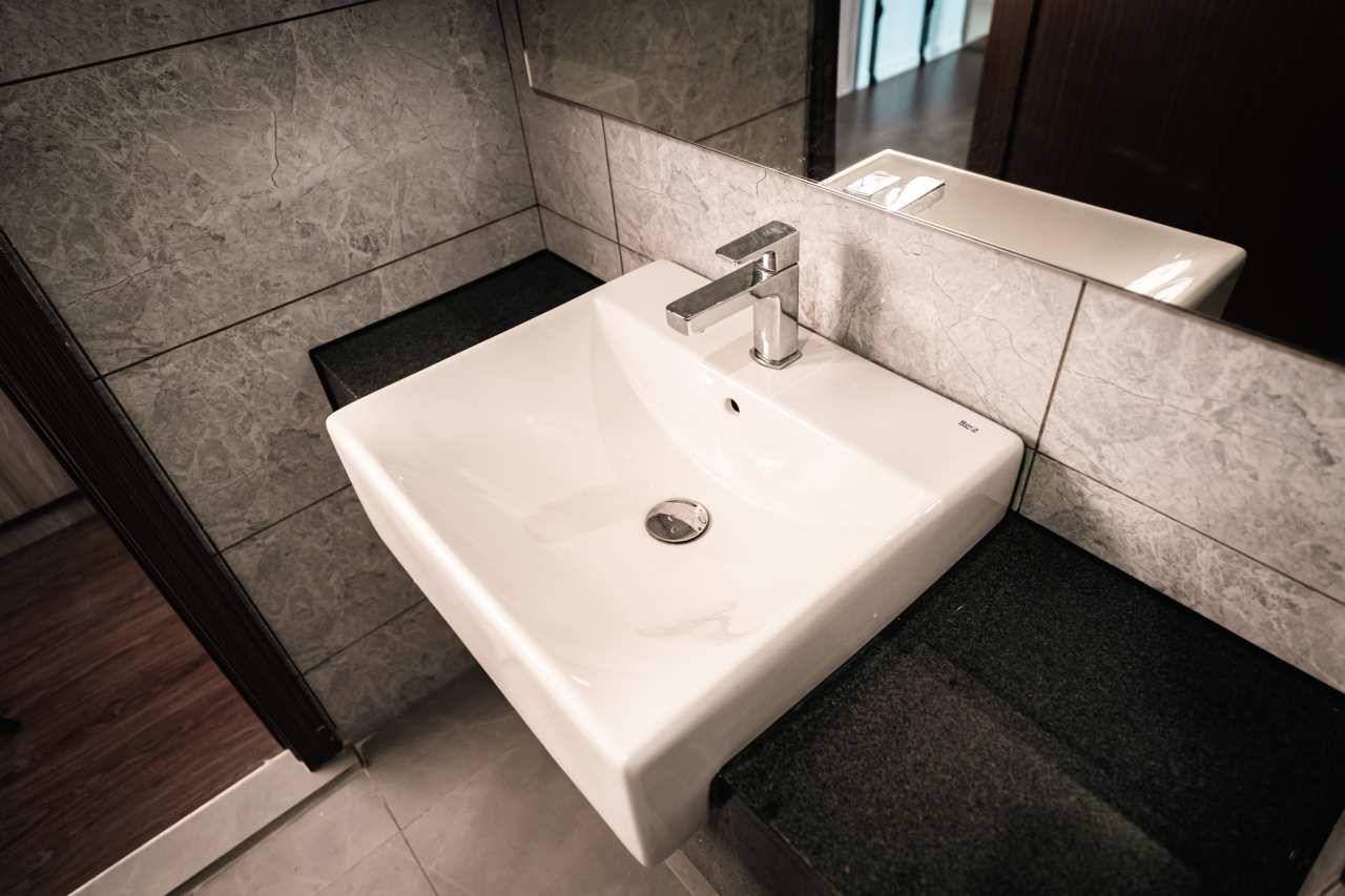 Las soluciones de Roca seleccionadas en los espacios de baño y las cocinas de todas las viviendas son el complemento perfecto al estilo exclusivo de las torres. Entre ellas se encuentran los inodoros Nexo y los inodoros suspendidos Meridian-N y The Gap, con asientos de caída amortiguada para un mayor confort. Con el fin de crear una experiencia exclusiva en la zona de ducha, se ha optado por el rociador circular Rainsense y la ducha de mano Stella, mientras que algunos apartamentos cuentan con la bañera Virginia, caracterizada por su elegante estética y grandes dimensiones. Asimismo, se han seleccionado lavabos de las colecciones Inspira, fabricados en Fineceramic®, y Bol, que realzan el diseño sofisticado de cada vivienda.16