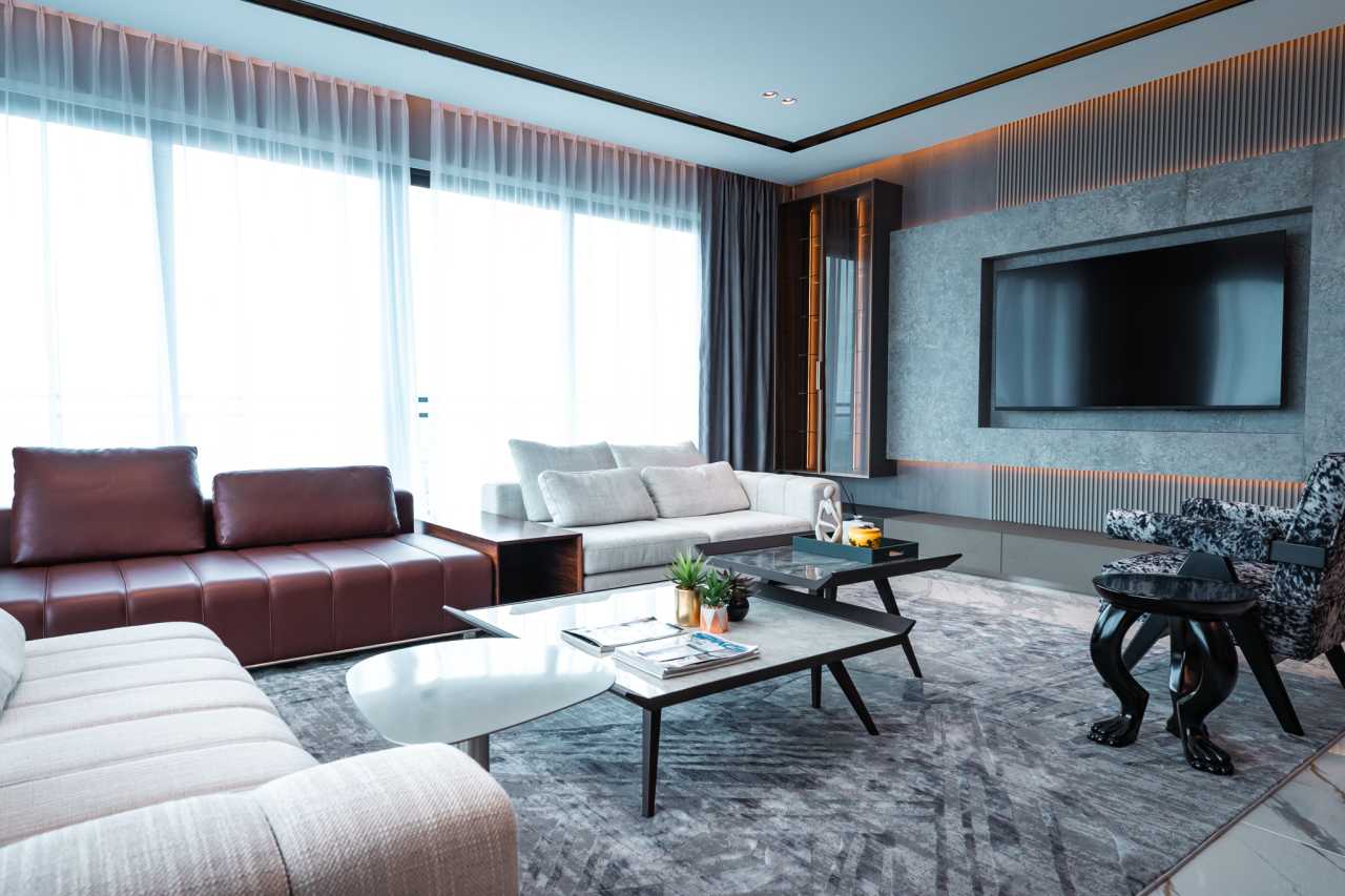 Las soluciones de Roca seleccionadas en los espacios de baño y las cocinas de todas las viviendas son el complemento perfecto al estilo exclusivo de las torres. Entre ellas se encuentran los inodoros Nexo y los inodoros suspendidos Meridian-N y The Gap, con asientos de caída amortiguada para un mayor confort. Con el fin de crear una experiencia exclusiva en la zona de ducha, se ha optado por el rociador circular Rainsense y la ducha de mano Stella, mientras que algunos apartamentos cuentan con la bañera Virginia, caracterizada por su elegante estética y grandes dimensiones. Asimismo, se han seleccionado lavabos de las colecciones Inspira, fabricados en Fineceramic®, y Bol, que realzan el diseño sofisticado de cada vivienda.27