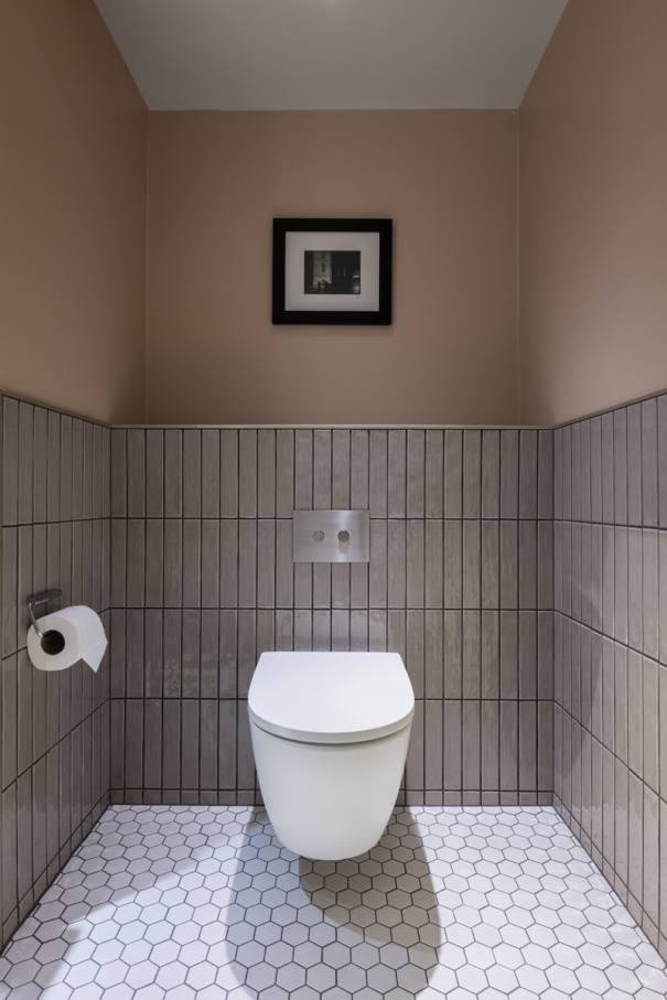 El inodoro suspendido Rimless® y el lavabo de Fineceramic®, ambos de la colección Ona, han sido seleccionados por su diseño funcional y su innovadora tecnología. El primero mejora la higiene y la eficiencia espacial, mientras que el segundo ofrece la máxima durabilidad y un diseño sofisticado. Por otro lado, el plato de ducha Pyros, fabricado en Stonex®, destaca por su diseño extraplano y su discreto desagüe lineal, elevando así la estética del espacio de baño. Esta colaboración es el ejemplo perfecto de cómo el diseño y la tecnología de vanguardia logran realzar los espacios históricos, creando una sinergia atemporal entre la elegancia victoriana y el confort más actual.9